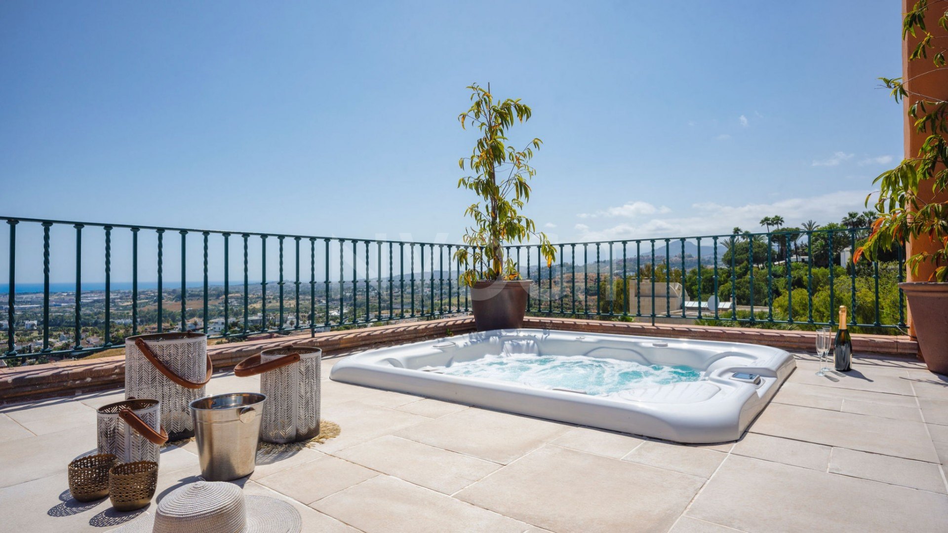 Recently Refurbished Andalusian Style Penthouse with Sea Views in Nueva Andalucía