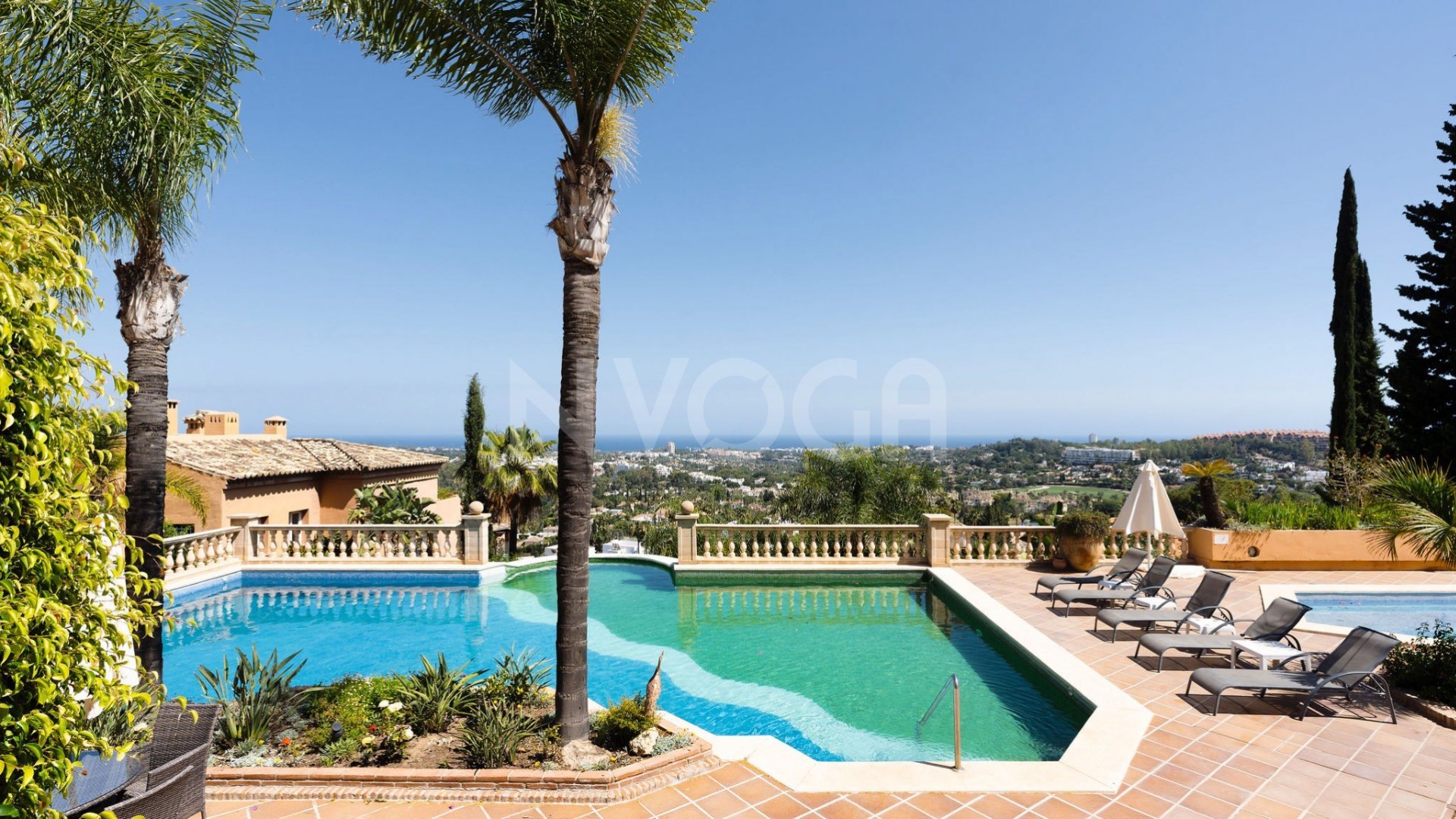 Recently Refurbished Andalusian Style Penthouse with Sea Views in Nueva Andalucía