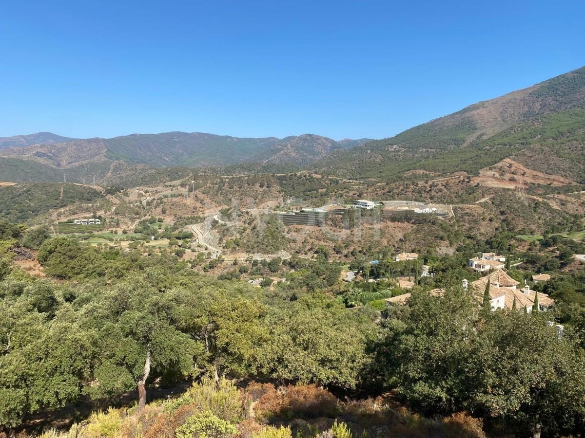 Exclusiva Parcela en La Zagaleta con Vistas Panorámicas y Gran Potencial de Inversión