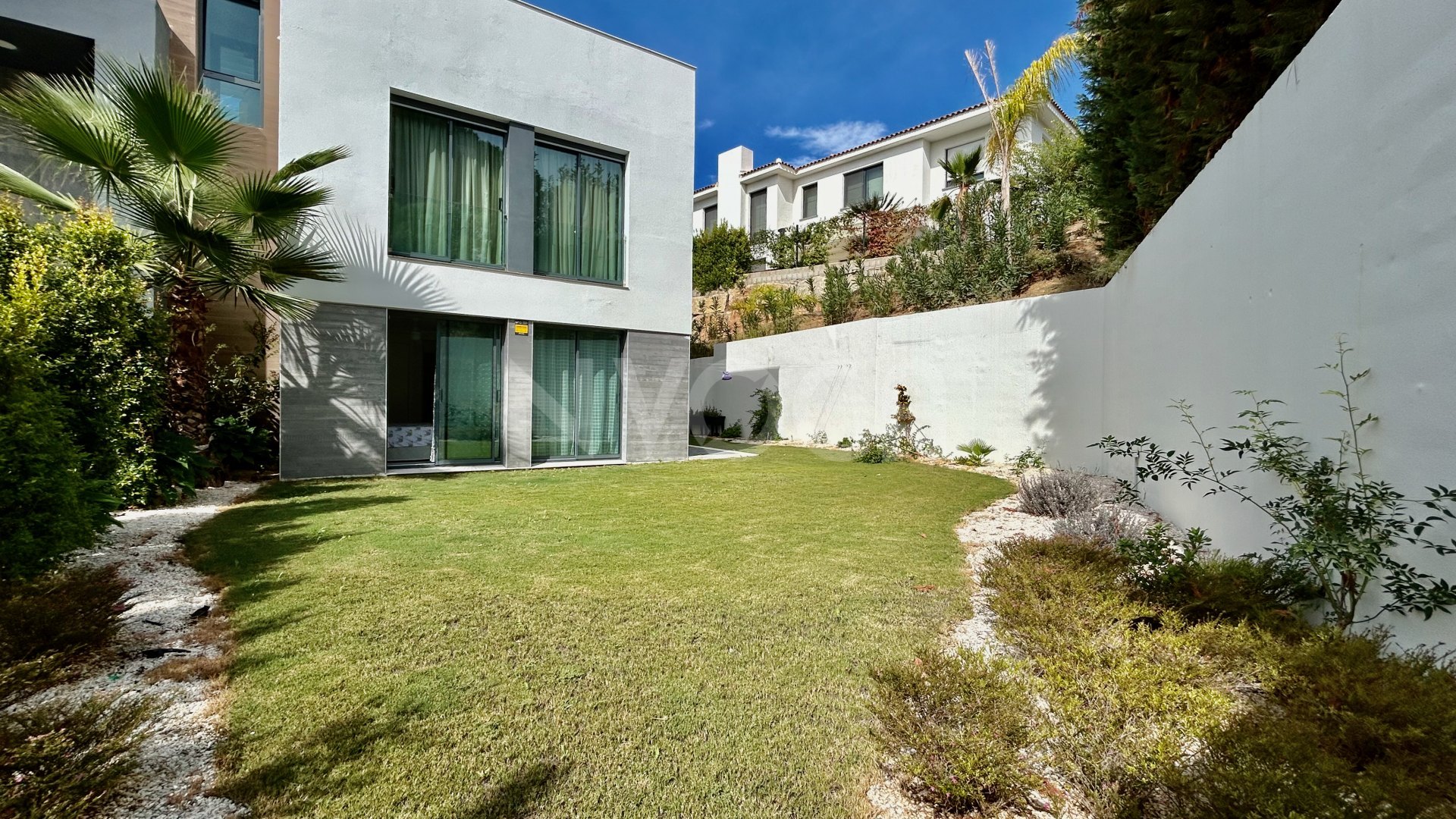 Elegant apartment with private garden and pool and sea views in Artola - Cabopino -East Marbella