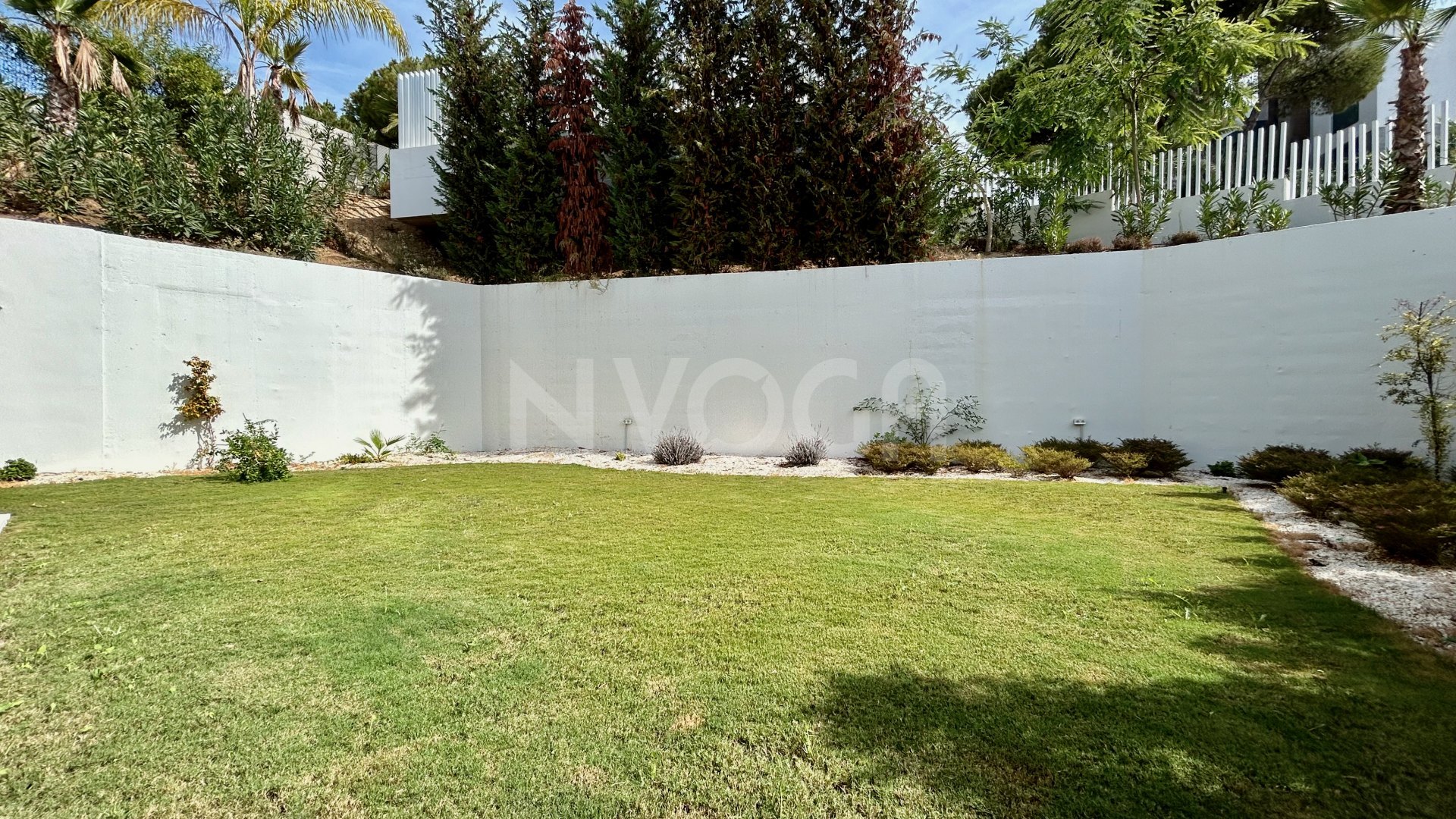 Elegant apartment with private garden and pool and sea views in Artola - Cabopino -East Marbella