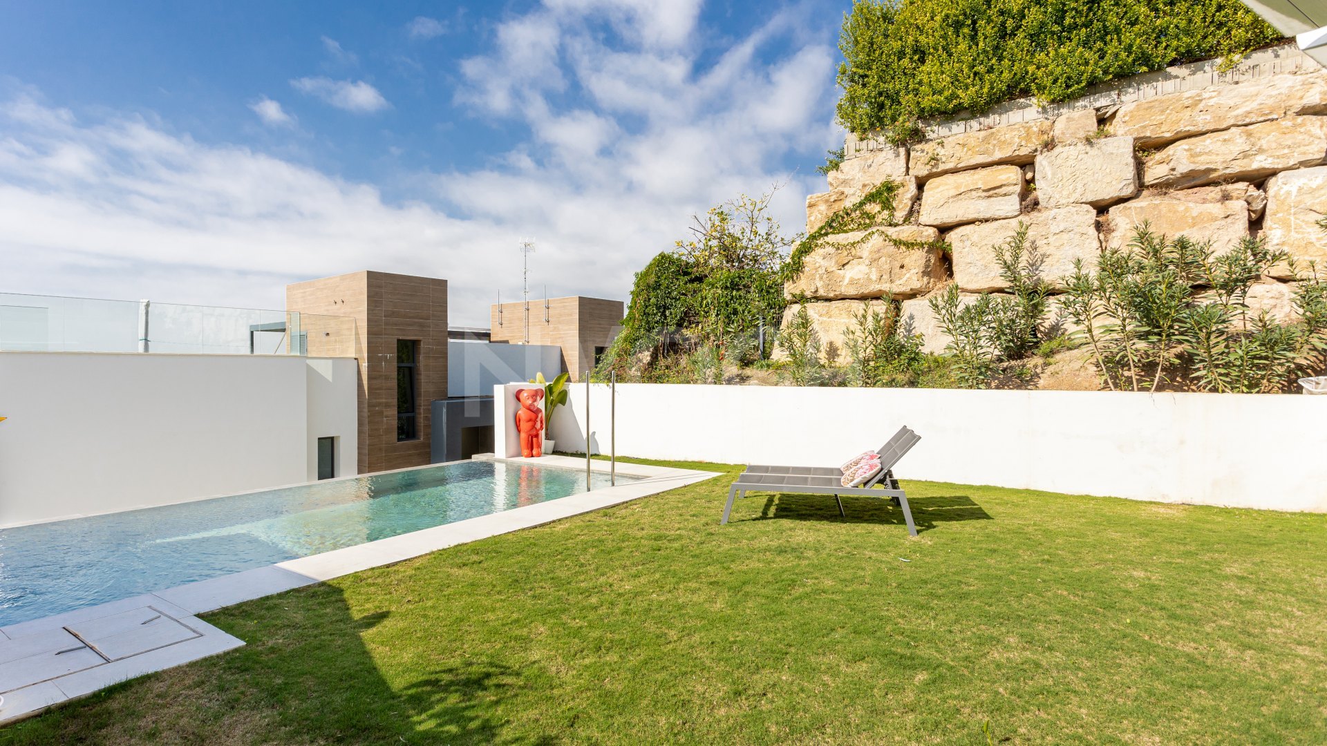 Elegant apartment with private garden and pool and sea views in Artola - Cabopino -East Marbella