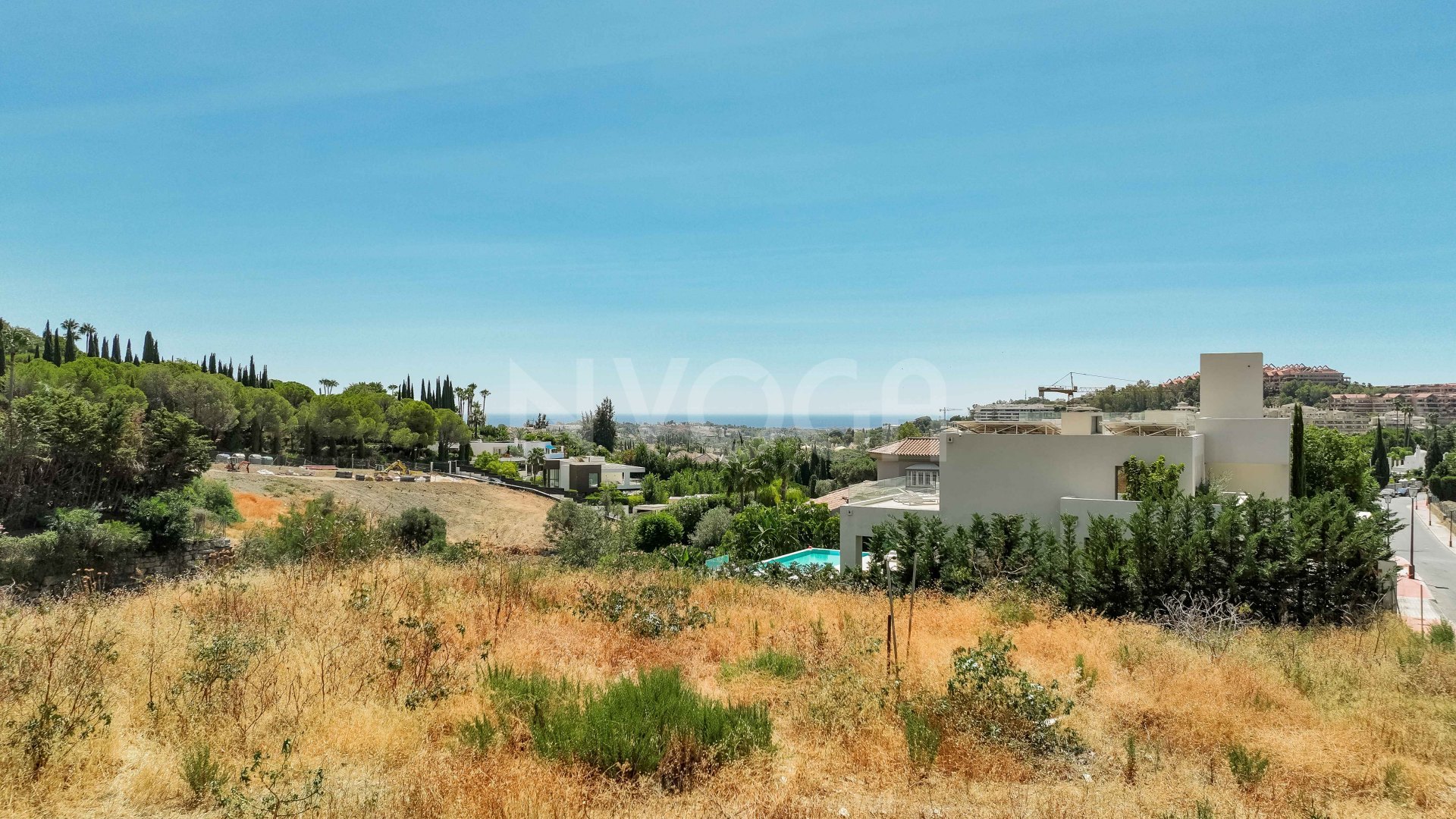Two exclusive plots with project and license in the prestigious Golf Valley, one of Marbella's most sought-after areas.