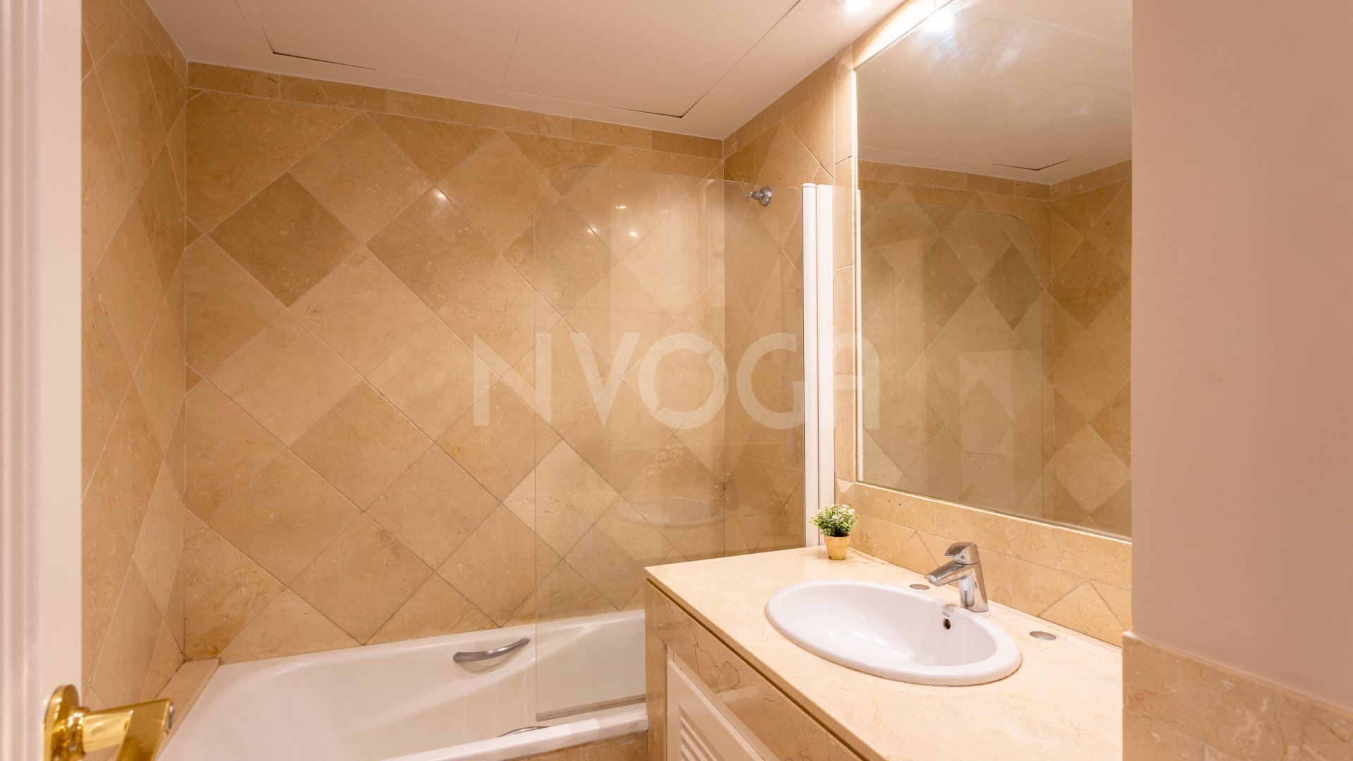 Apartamento en primera línea de golf con vistas panorámicas al mar y montaña (orientación sureste)