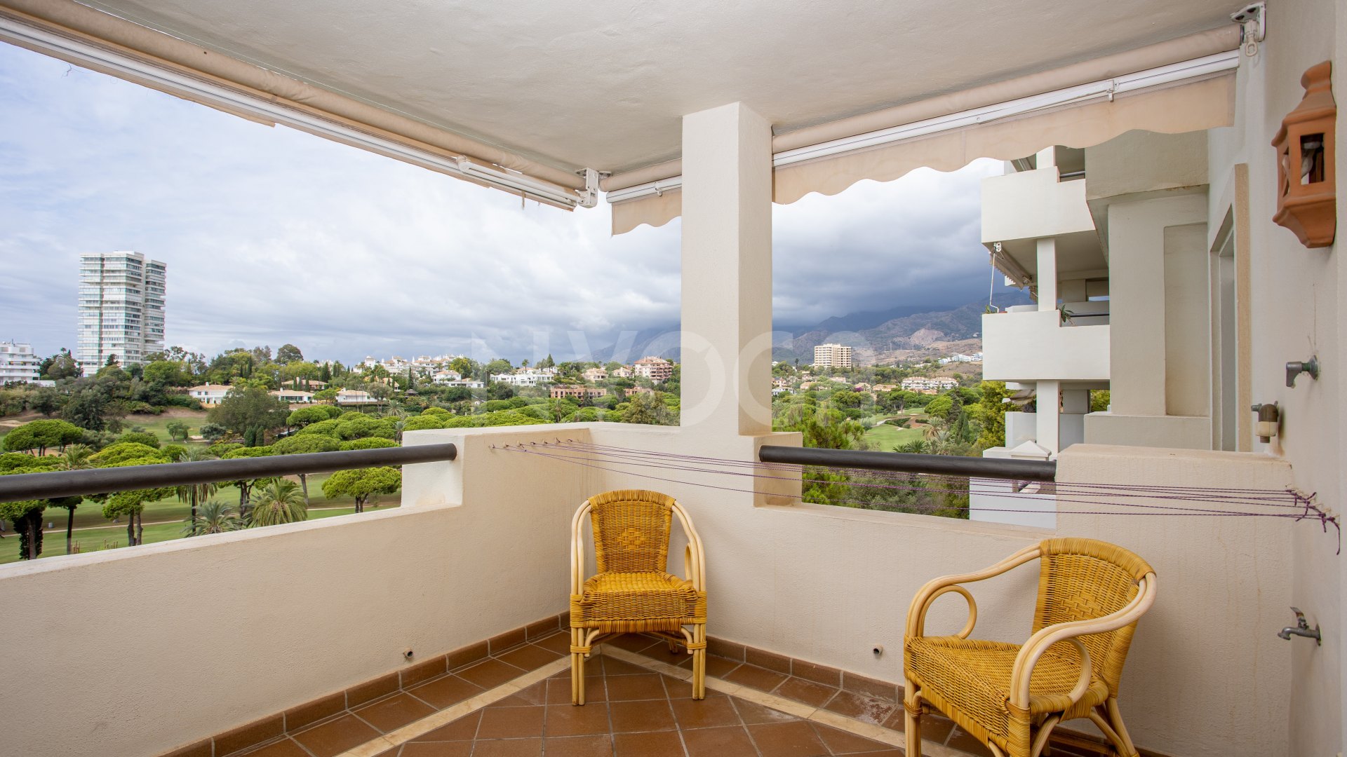 Apartamento en primera línea de golf con vistas panorámicas al mar y montaña (orientación sureste)