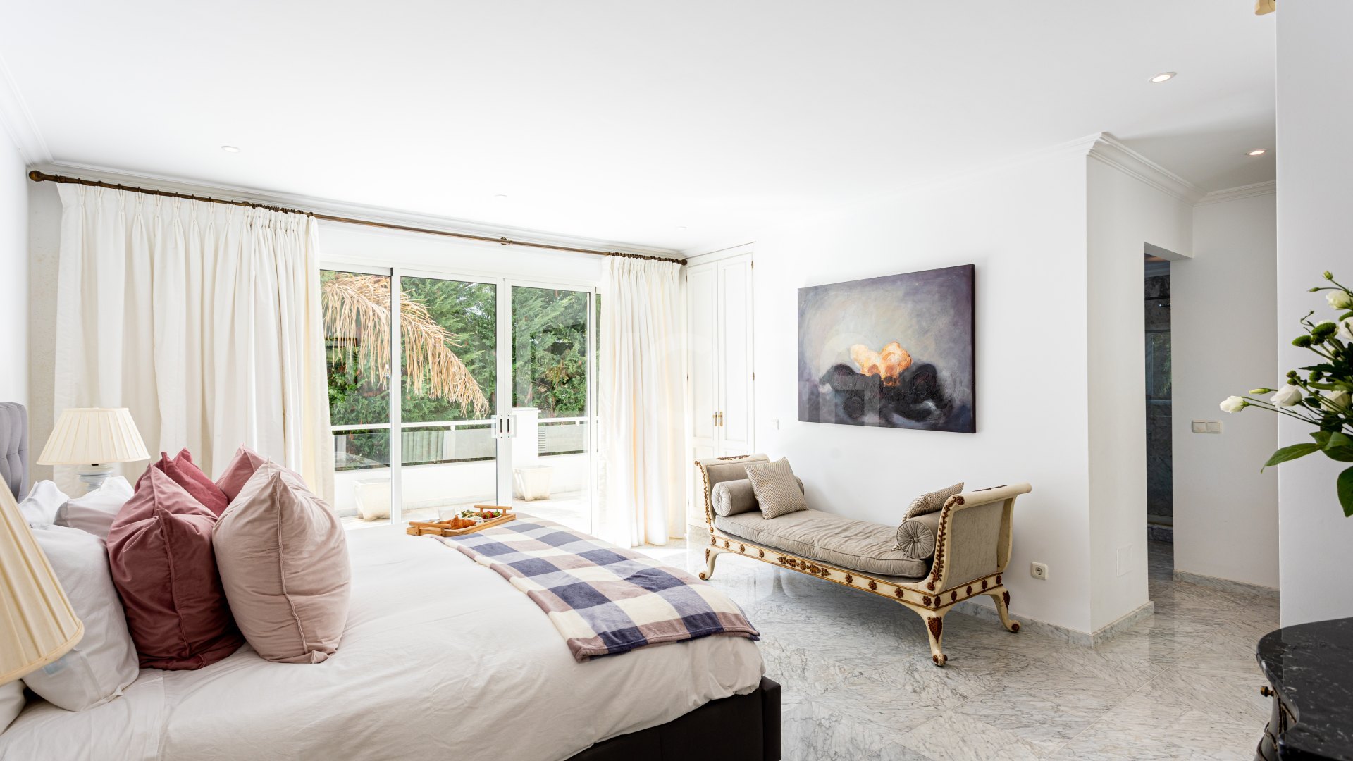 Luxury 5-bedroom villa in Los Monteros beach (Marbella) – steps from the sea with private pool