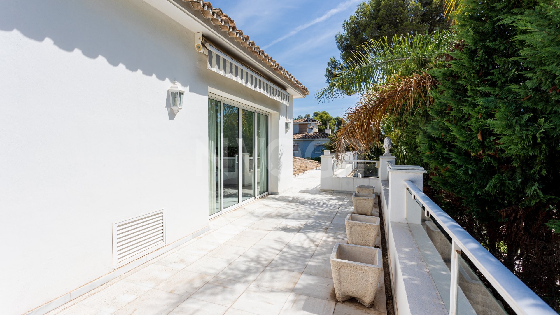 Luxury 5-bedroom villa in Los Monteros beach (Marbella) – steps from the sea with private pool