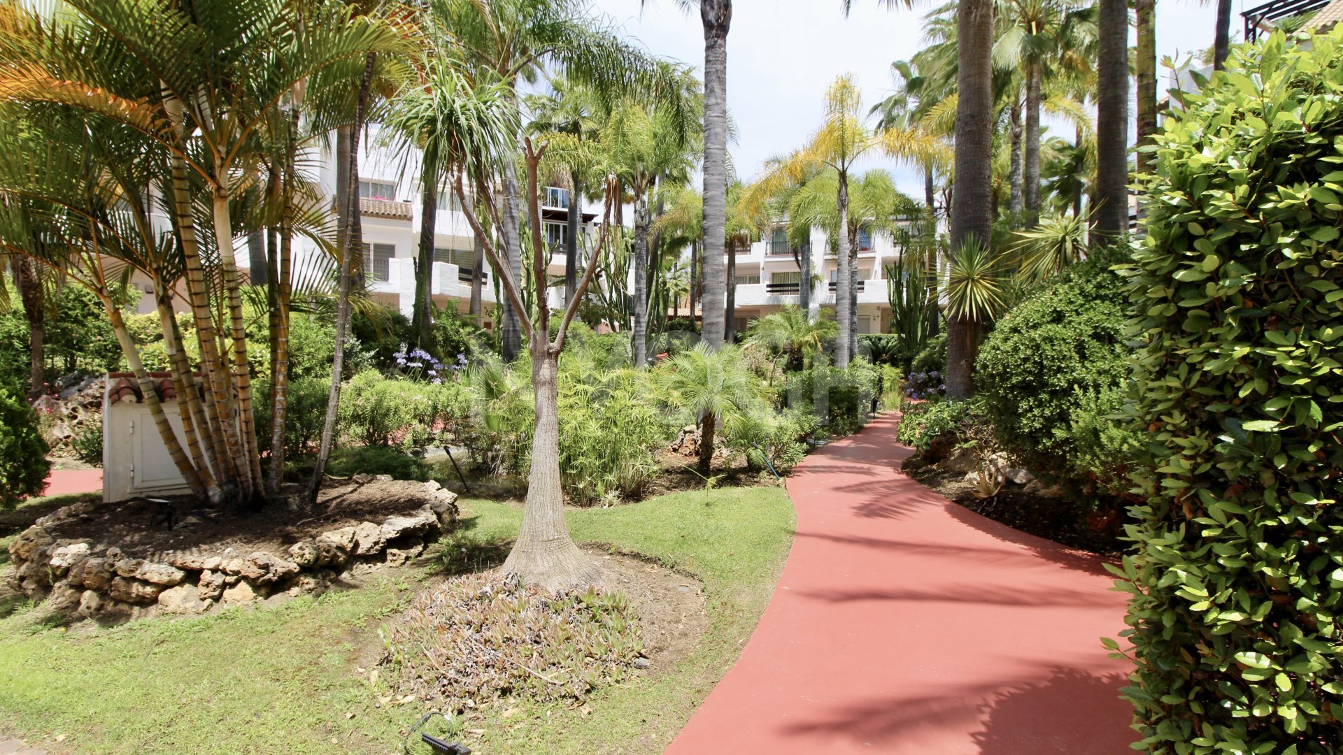 Apartamento de 2 dormitorios en alquiler en Jardines del Aldaba, Puerto Banús
