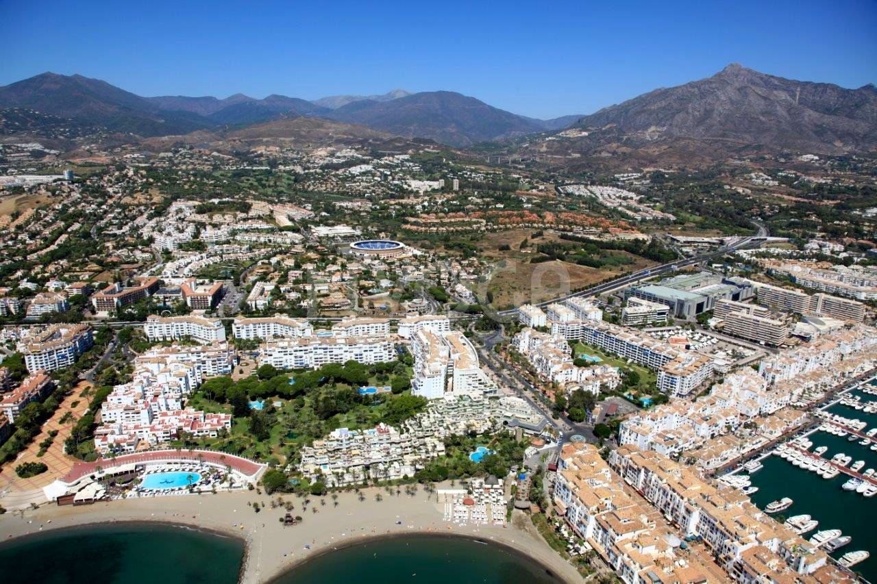 Excelente y espacioso apartamento de 3 dormitorios en Playas del Duque