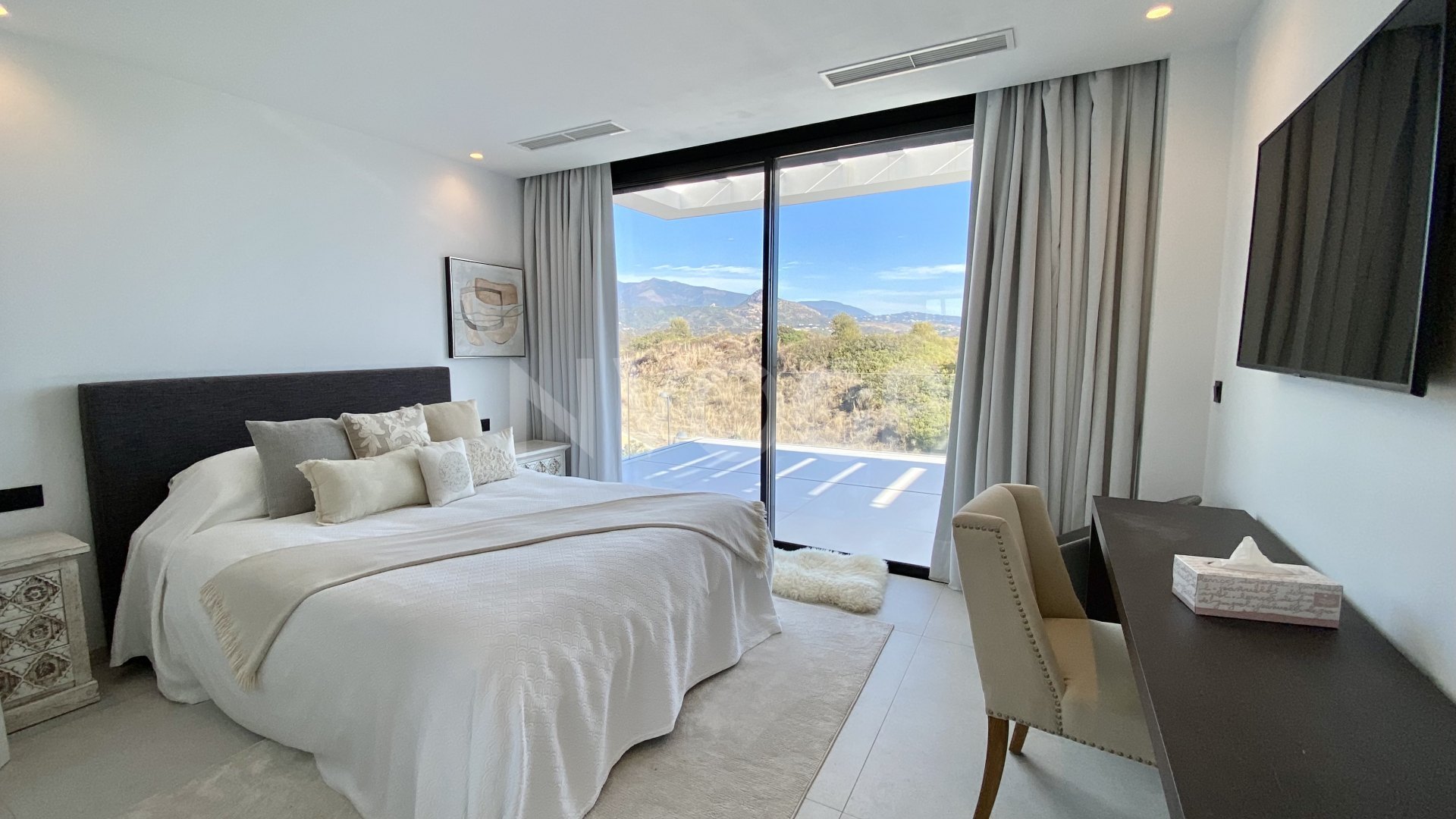 Ipmoresionante villa Moderna entre Marbella y Estepona