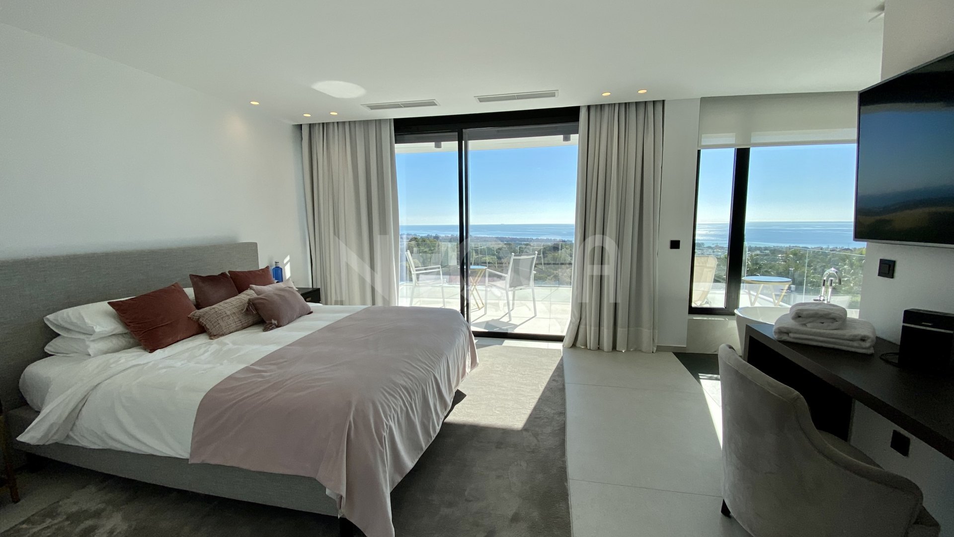 Ipmoresionante villa Moderna entre Marbella y Estepona
