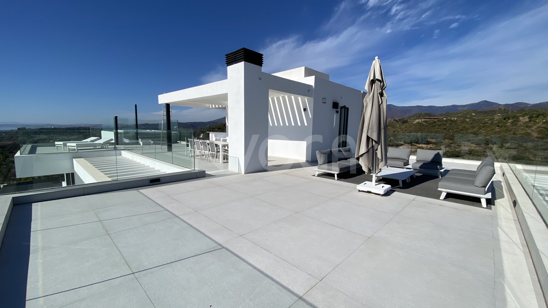 Ipmoresionante villa Moderna entre Marbella y Estepona