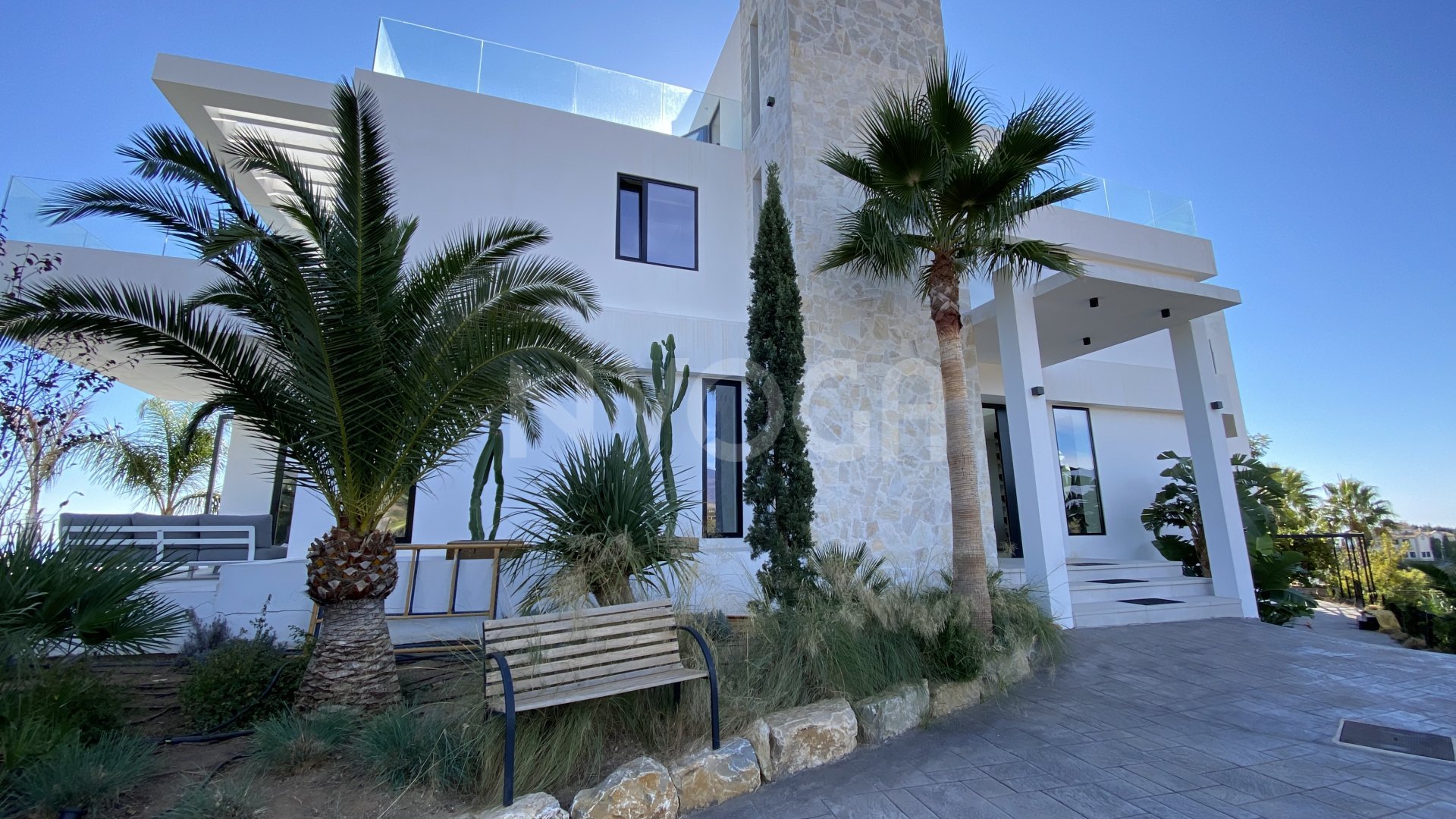 Ipmoresionante villa Moderna entre Marbella y Estepona