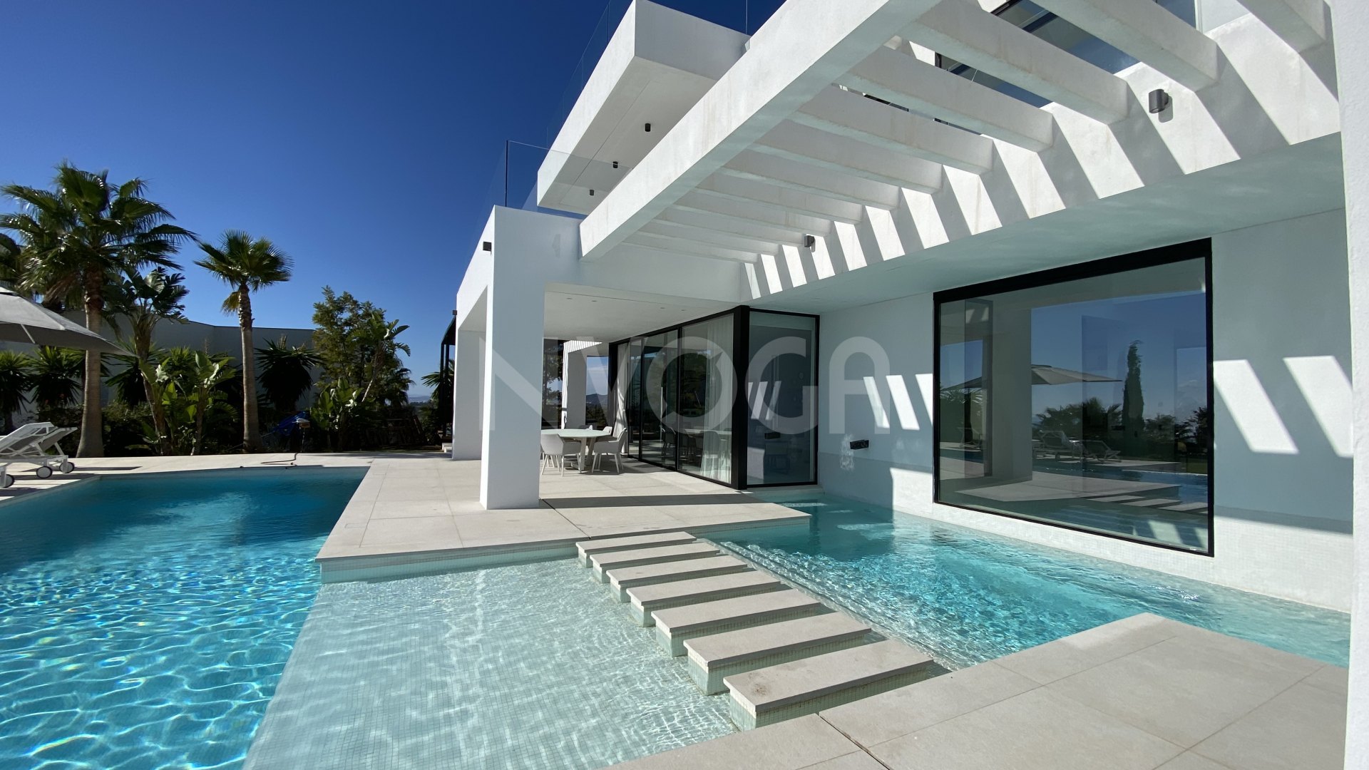 Ipmoresionante villa Moderna entre Marbella y Estepona