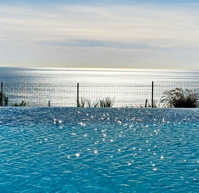 Azata Delmare - Casares Costa. Apartamentos con espectaculares vistas al mar y una ubicación estratégica a 250m de la playa, Azata Delmare es un conjunto de 75 viviendas de 1, 2 y 3 dormitorios.