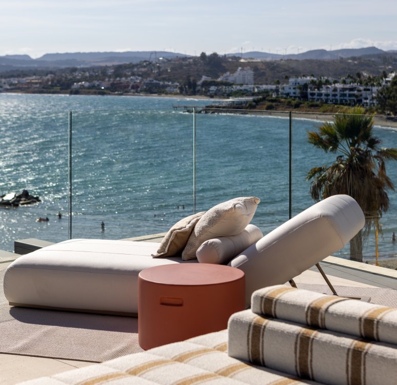 Ikkil Bay: eight luxury beachfront residences in Estepona with spacious terraces, sea views, and premium amenities.