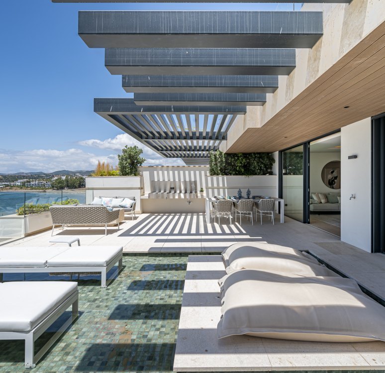 Ikkil Bay: ocho exclusivas residencias de lujo en primera línea de playa en Estepona, con amplias terrazas, vistas al mar y servicios de primer nivel.