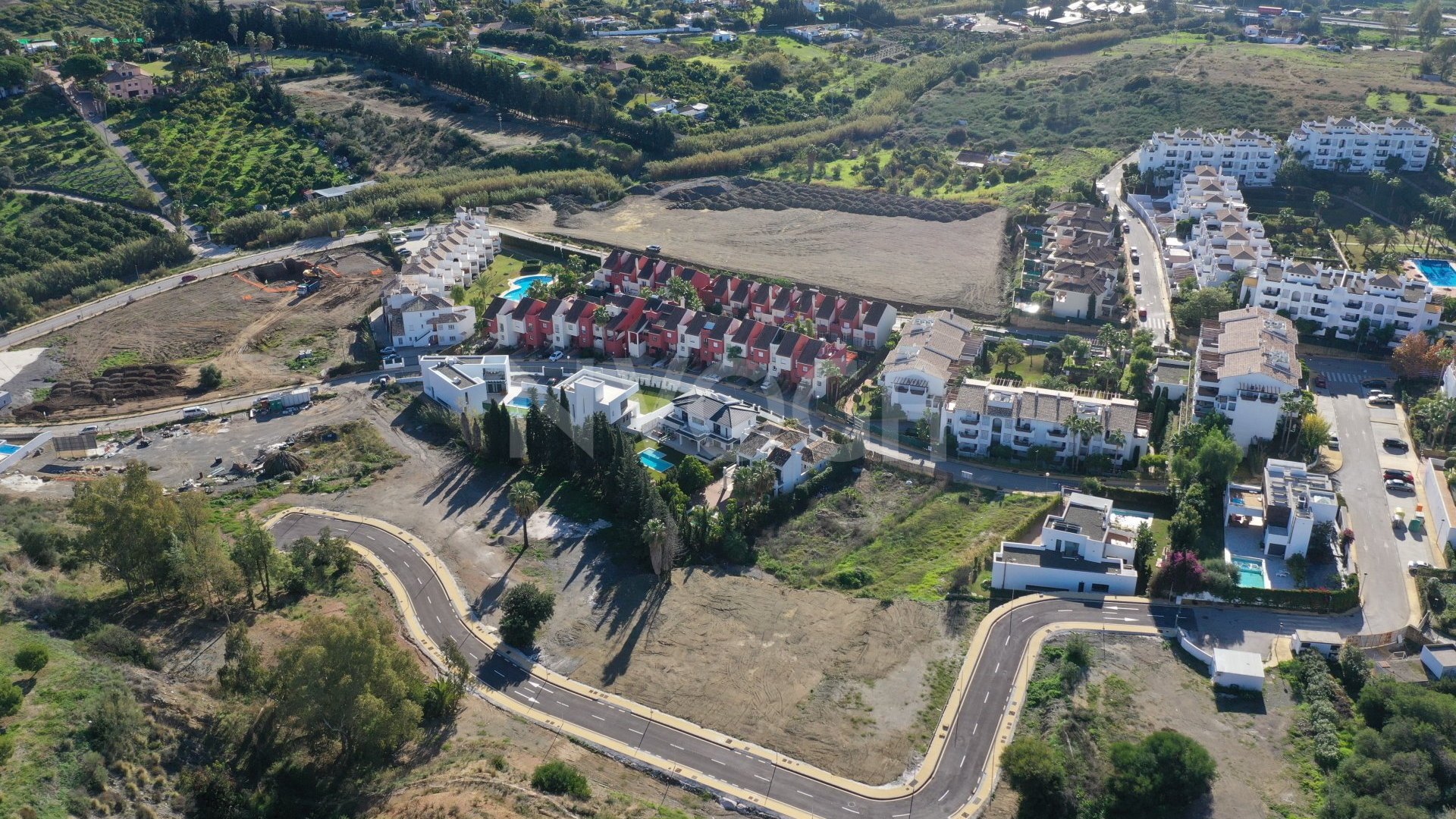 Lote de 8 parcelas en venta en la Nueva Milla de Oro, cerca de La Resina Golf, con licencia en trámite para construir villas modernas