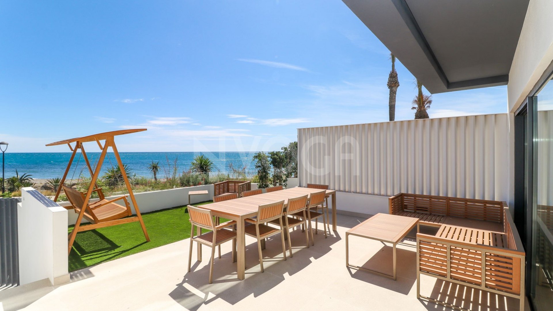 Preciosa casa adosada de 3 dormitorios en primera línea de playa en Estepona, con vistas panorámicas al mar.