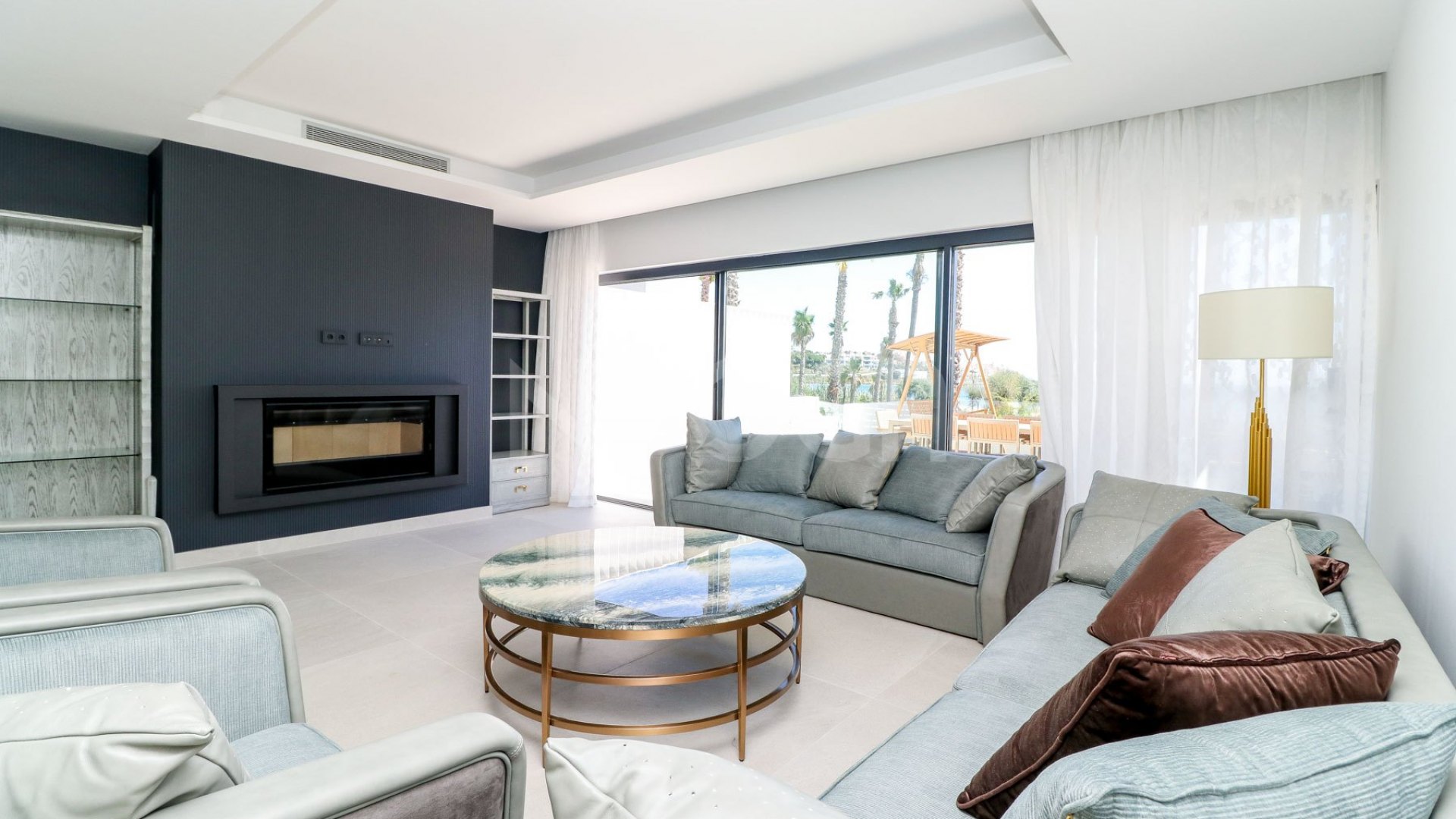 Preciosa casa adosada de 3 dormitorios en primera línea de playa en Estepona, con vistas panorámicas al mar.