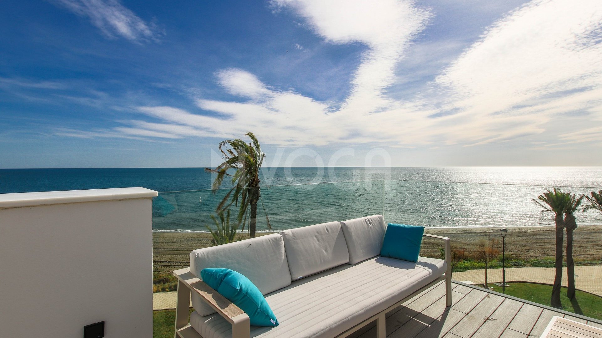 Maravillosa casa de 3 dormitorios en primera línea de playa en Estepona, con orientación sur y fantásticas vistas al mar