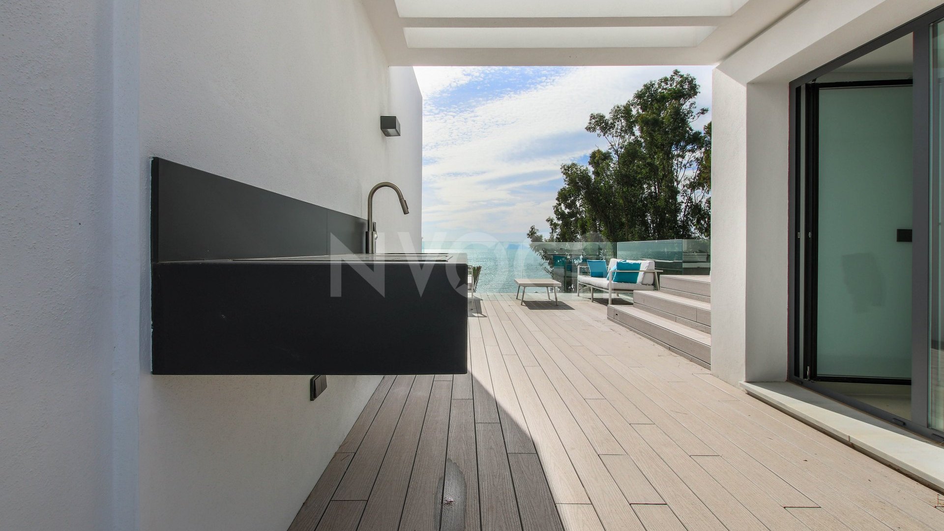 Maravillosa casa de 3 dormitorios en primera línea de playa en Estepona, con orientación sur y fantásticas vistas al mar