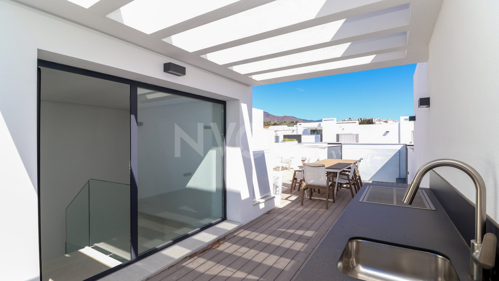 Maravillosa casa de 3 dormitorios en primera línea de playa en Estepona, con orientación sur y fantásticas vistas al mar