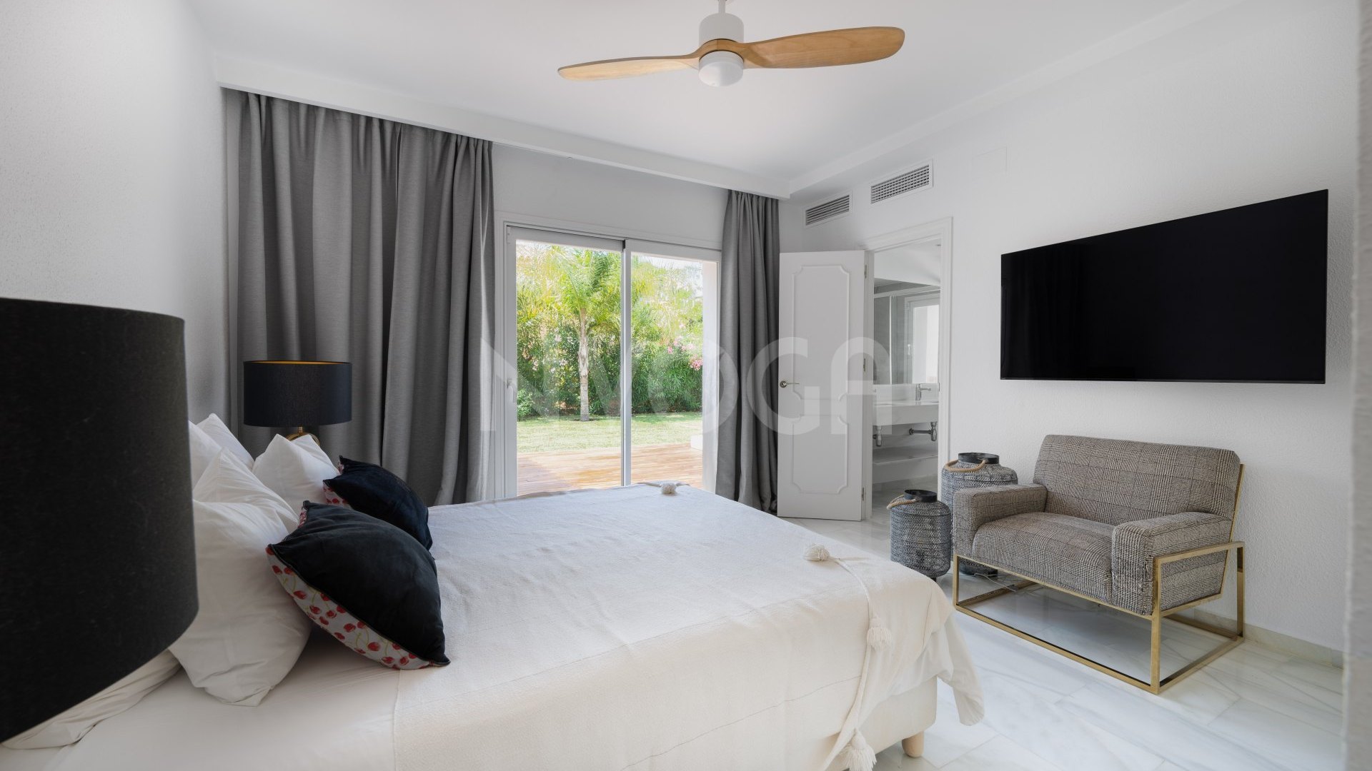 Impresionante villa junto a la playa in Marbesa, Marbella Este