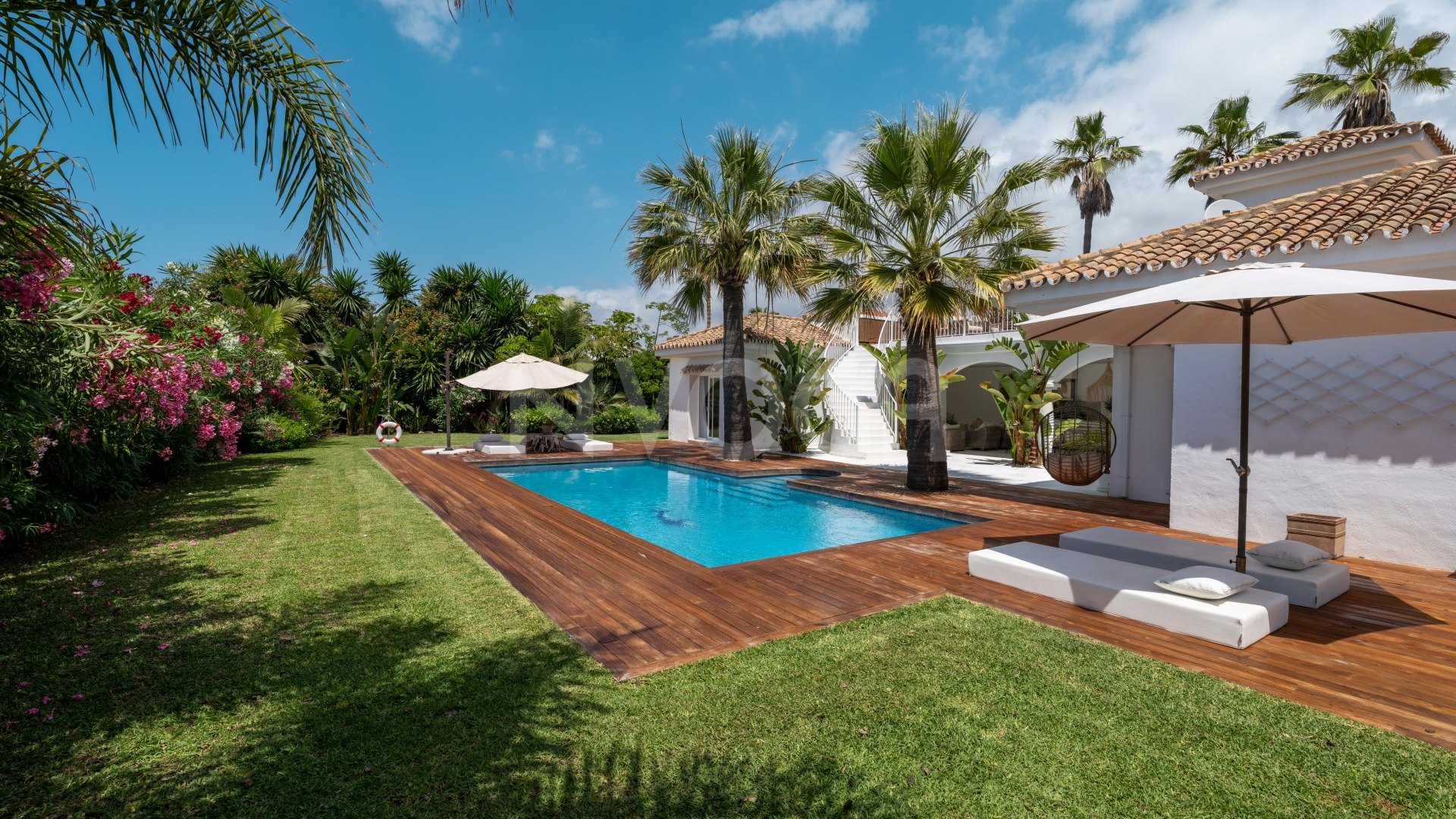 Impresionante villa junto a la playa in Marbesa, Marbella Este