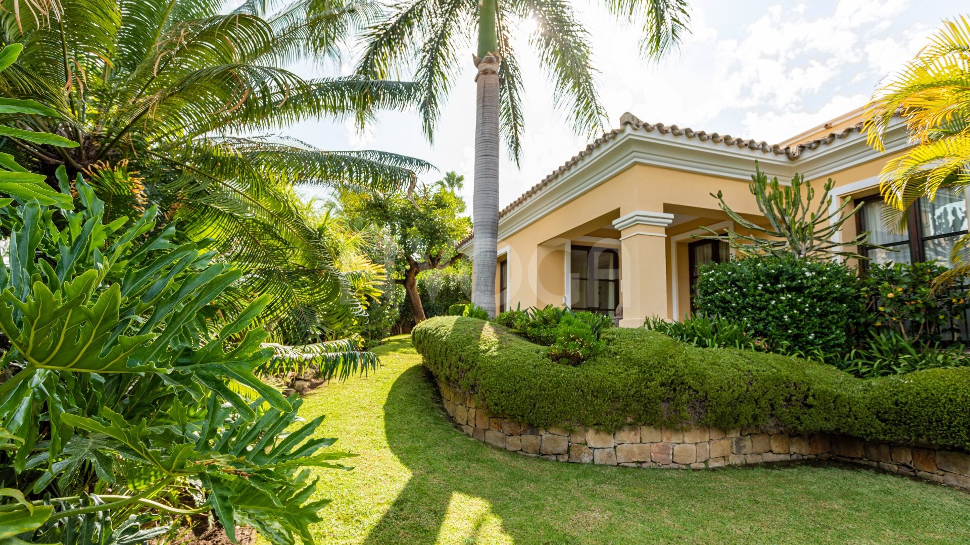 Stunning classic style villa nestled in the heart of the prestigious Golf Valley in Nueva Andalucia