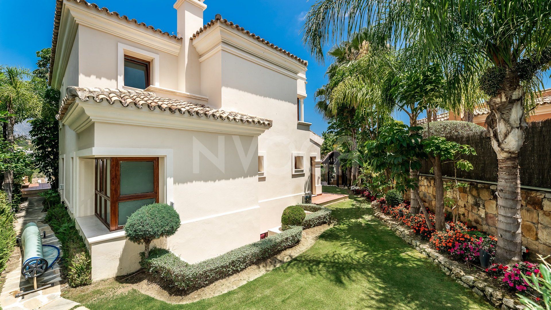 Impresionante villa con vistas al mar en Nueva Andalucia, Marbella