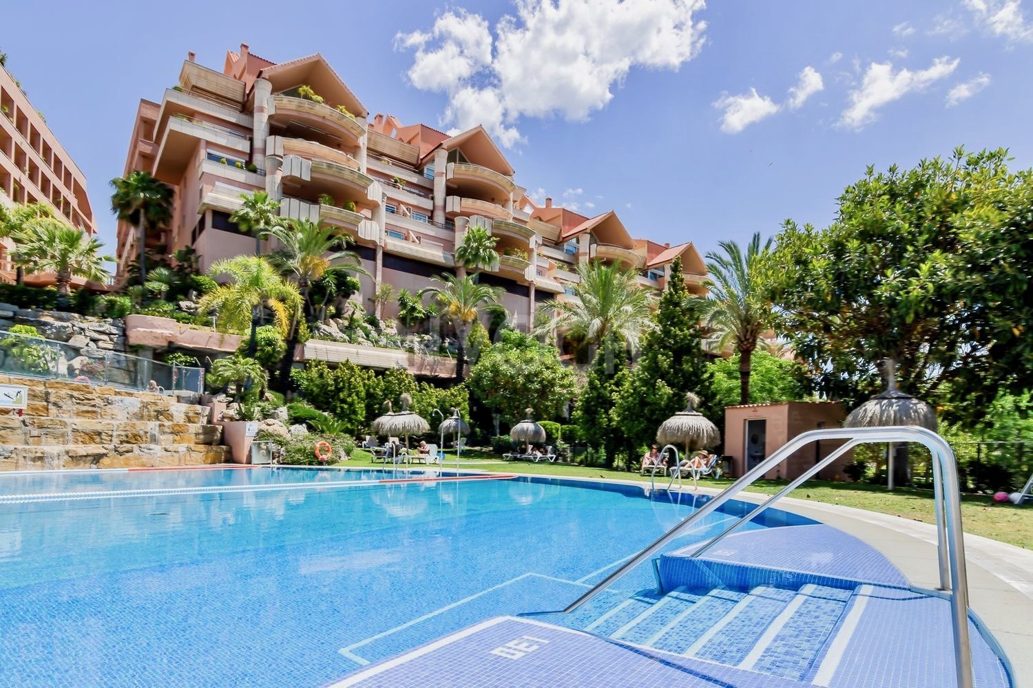 Spacious commercial premises available for rent in Nueva Andalucía, Marbella