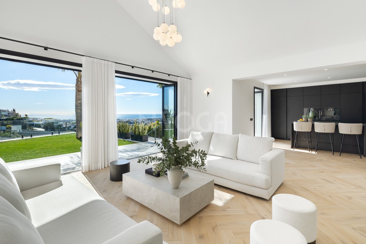 Luxury Contemporary Villa with Panoramic Sea Views