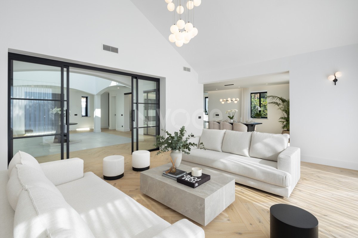 Luxury Contemporary Villa with Panoramic Sea Views