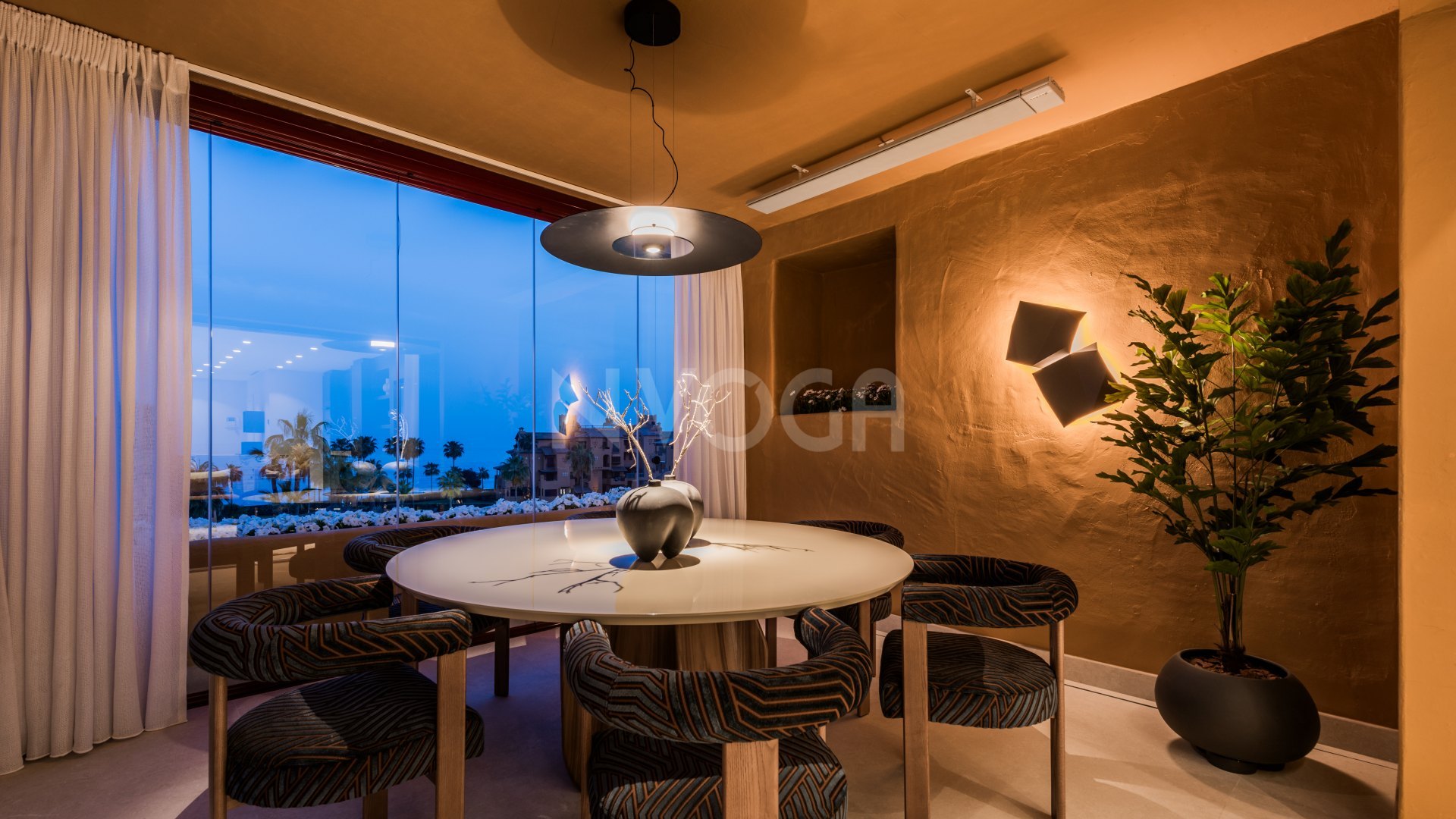 Apartamento de lujo en primera línea de playa con impresionantes vistas al Mediterráneo.