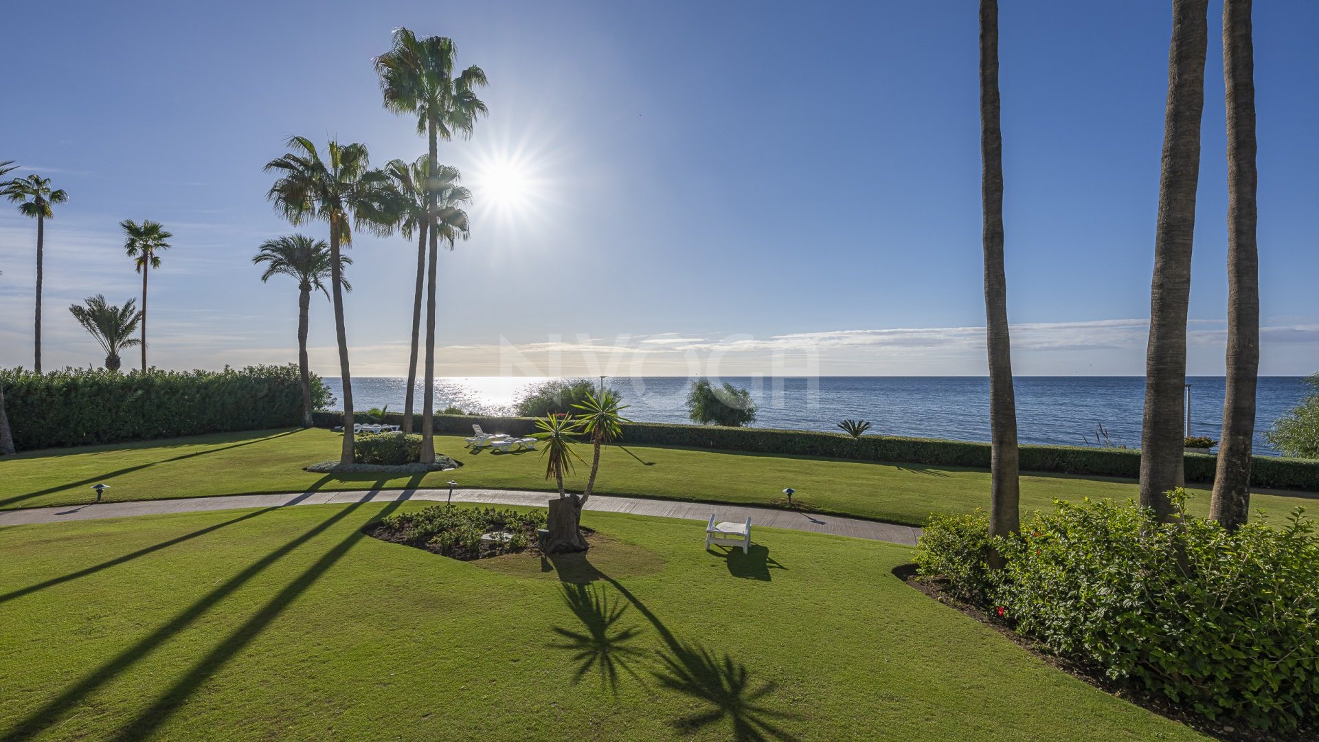 Apartamento de lujo en planta baja frente al mar en Estepona