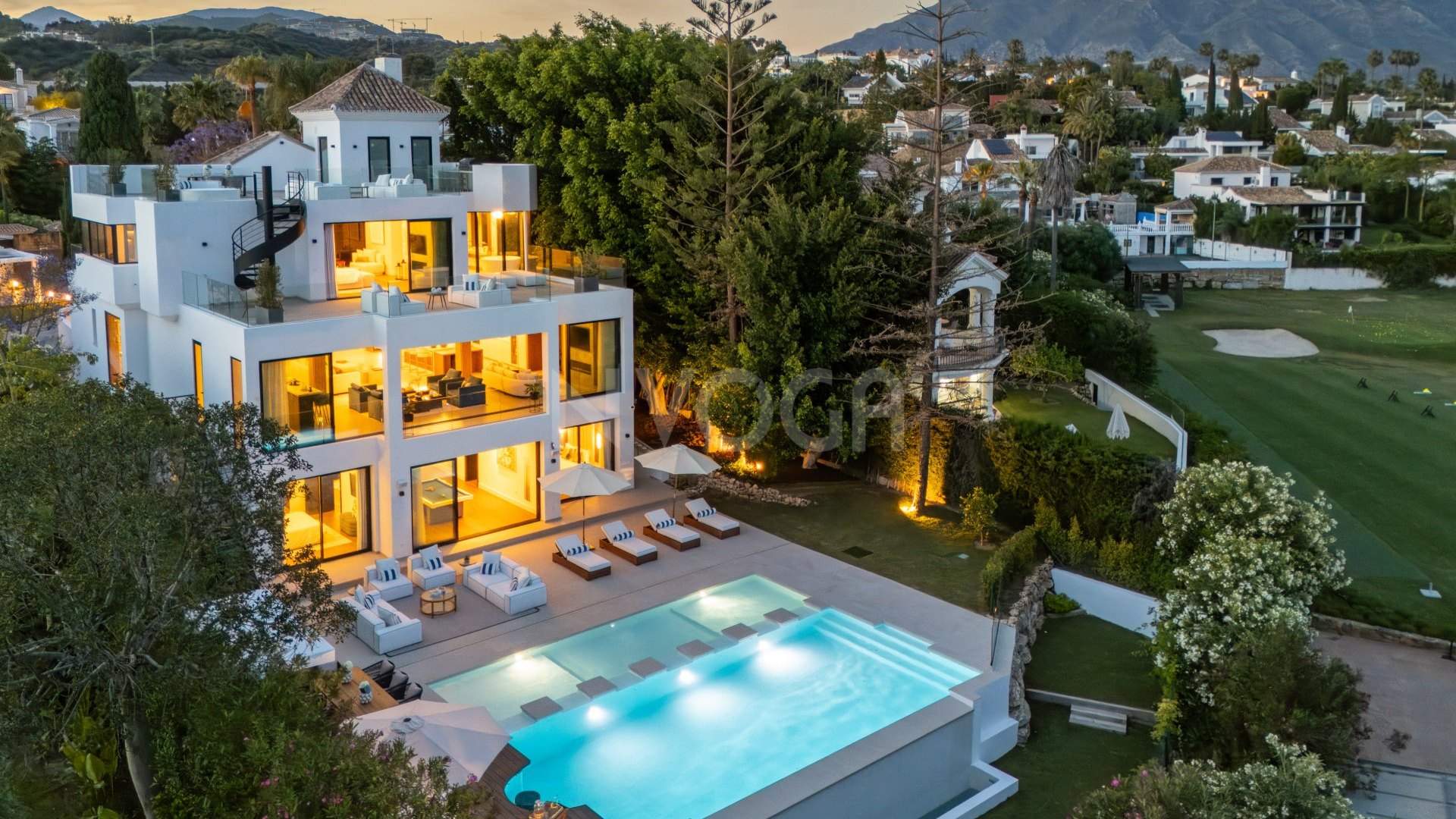 Villa de Lujo en Primera Línea de Golf en Los Naranjos