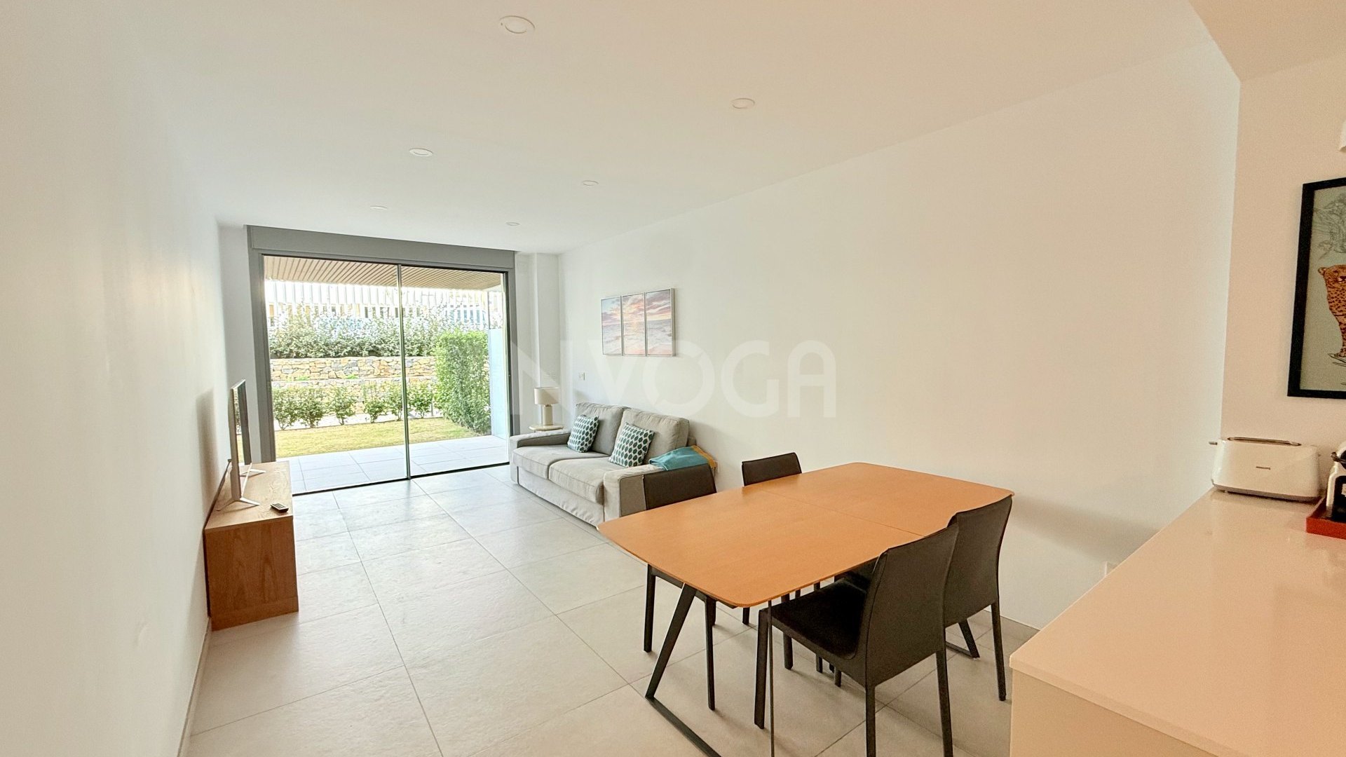 Apartamento en planta baja de obra nueva, listo para entrar a vivir en Elviria playa, Marbella Este