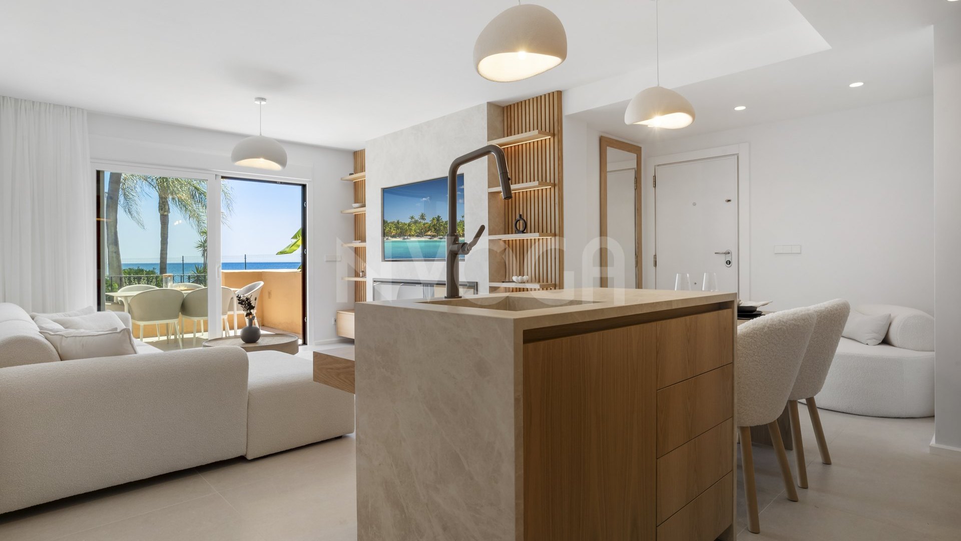 Elegant Beachfront Apartment – Riviera Andaluza, Estepona