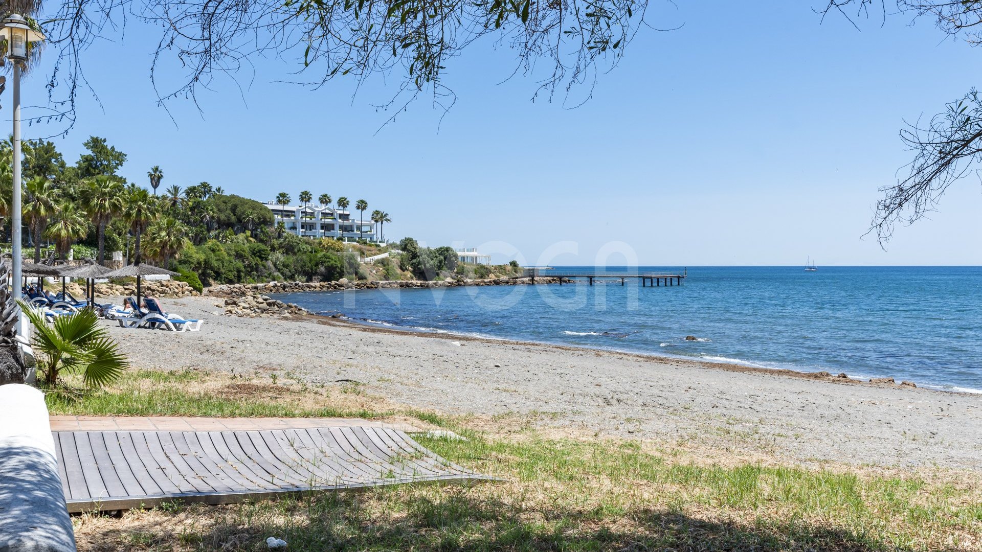 Elegant Beachfront Apartment – Riviera Andaluza, Estepona
