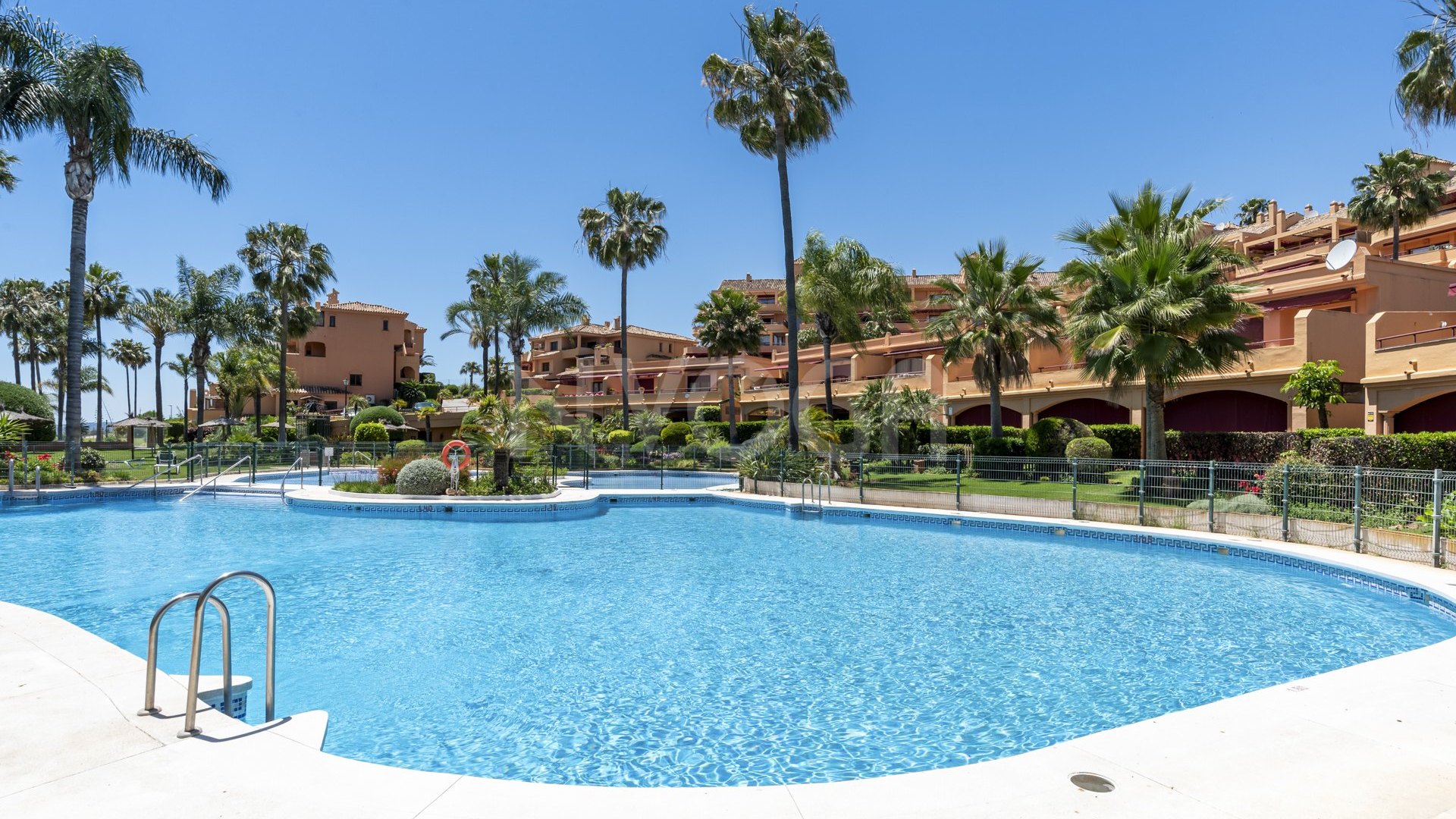 Elegant Beachfront Apartment – Riviera Andaluza, Estepona
