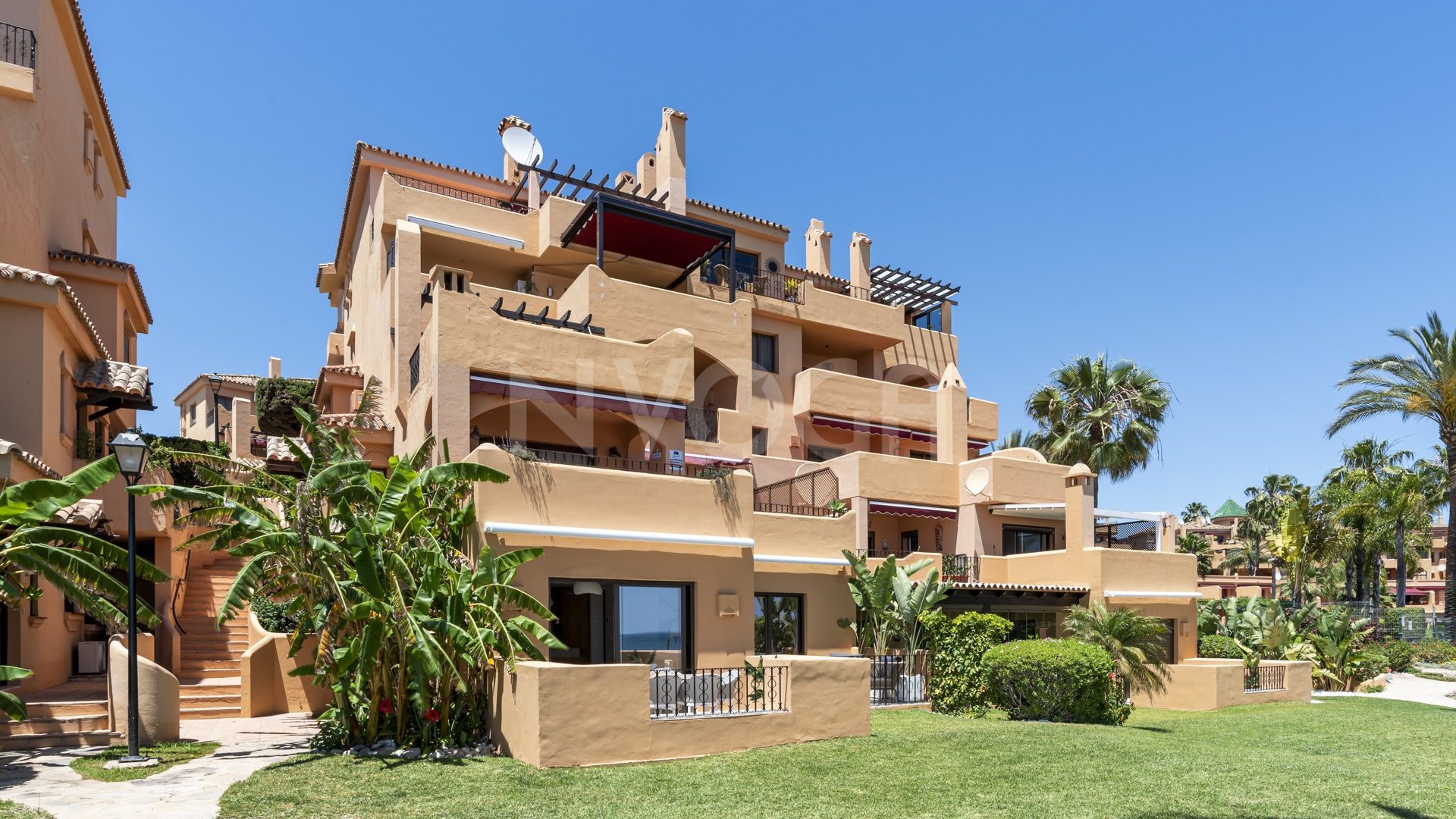 Elegant Beachfront Apartment – Riviera Andaluza, Estepona