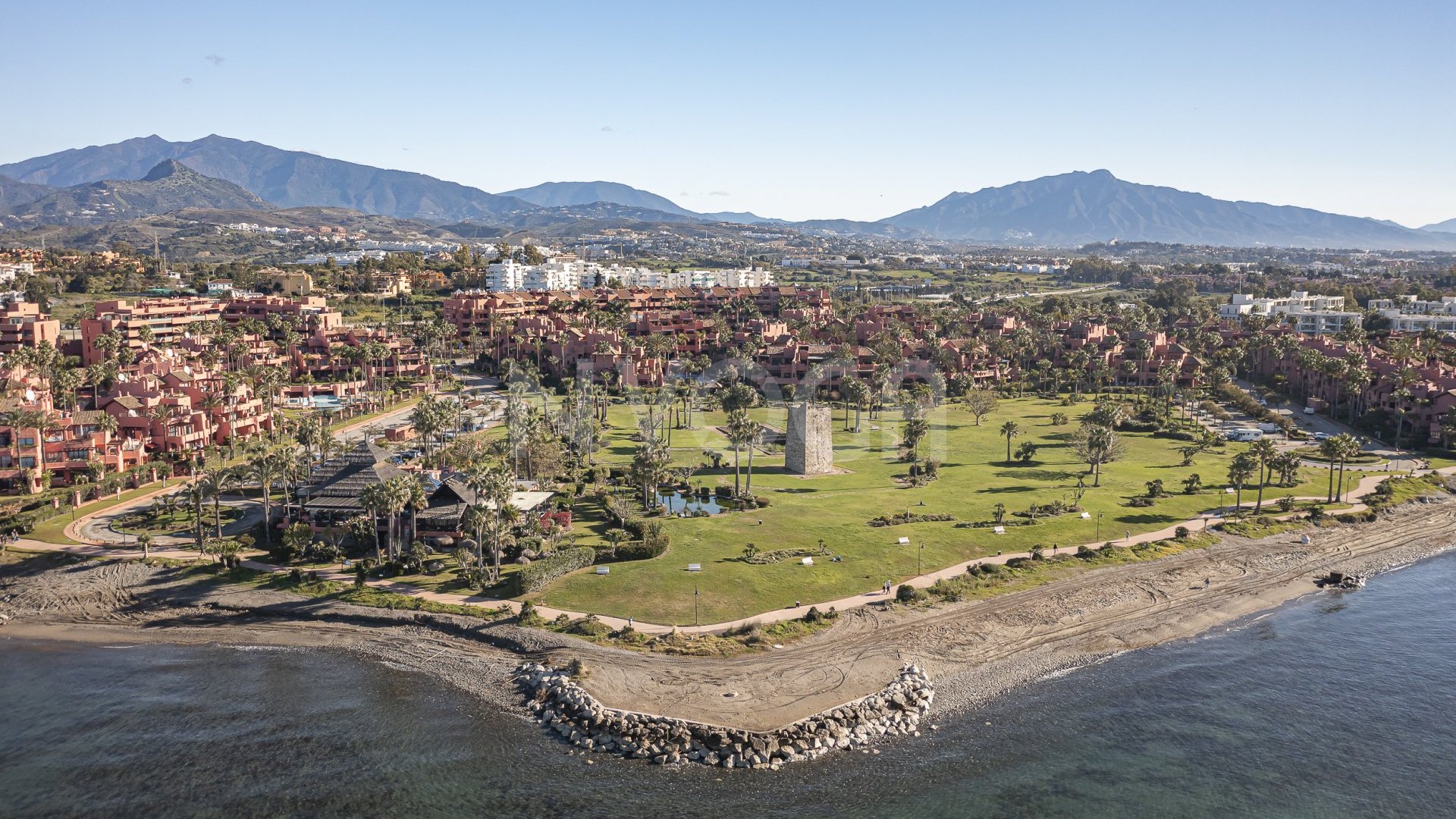 Elegancia Andaluza en su Máxima Expresión – Ático Dúplex en Torre Bermeja