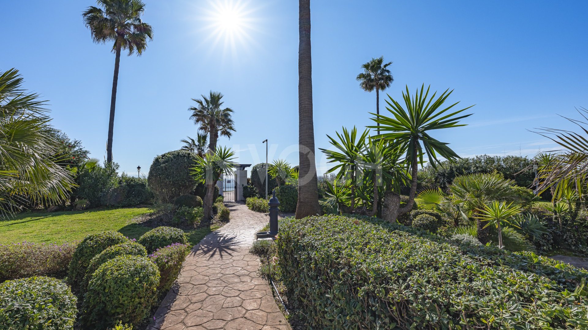Penthouse Perfection – Beachfront Luxury in Bahía del Velerín