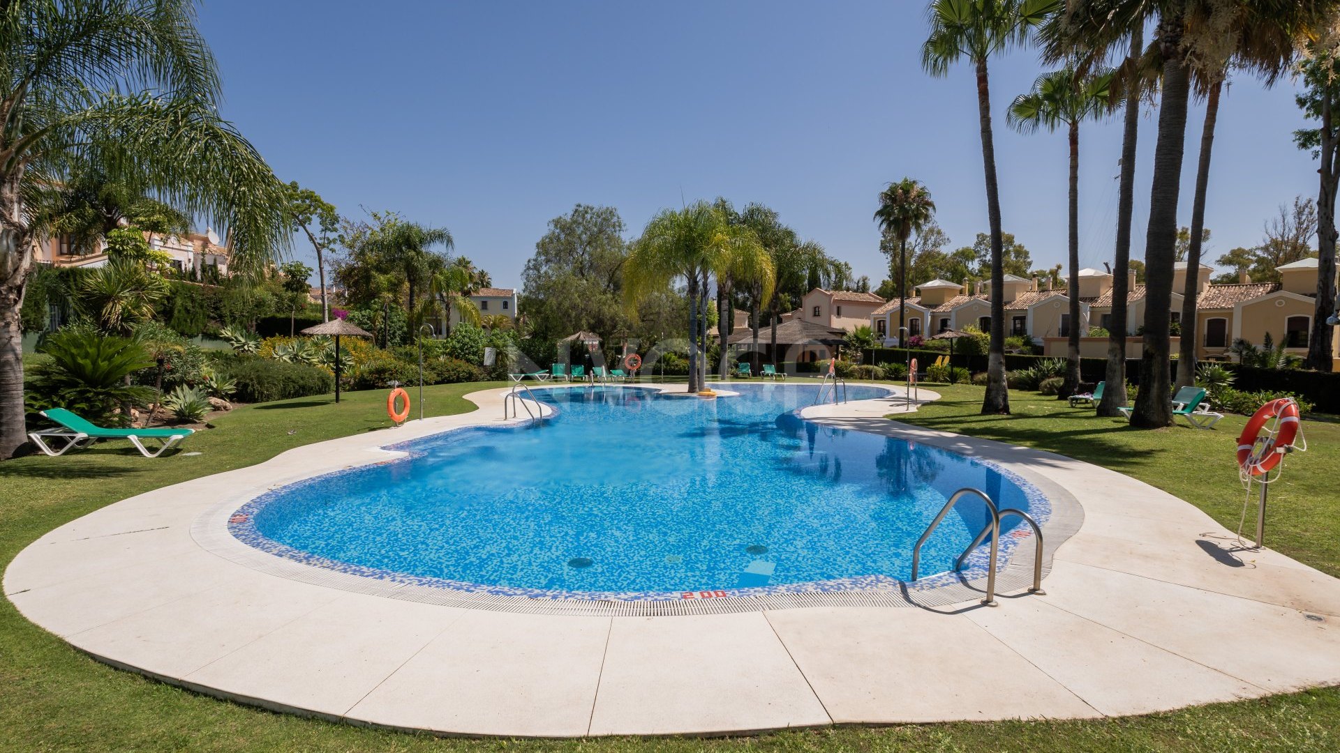 Exclusiva vivienda adosada en primera línea del Golf en Guadalmina Alta - Marbella