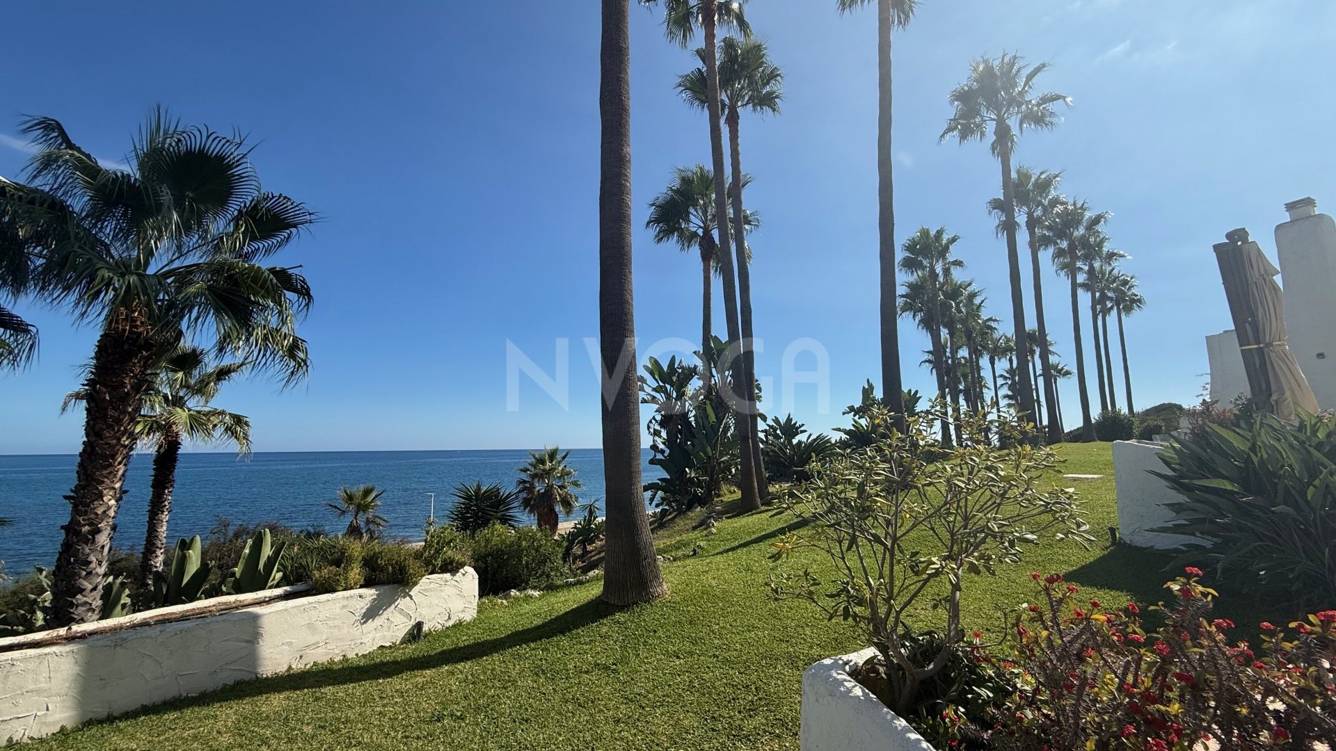 Beachfront townhouse in Casares – Acapulco residential area, Estepona