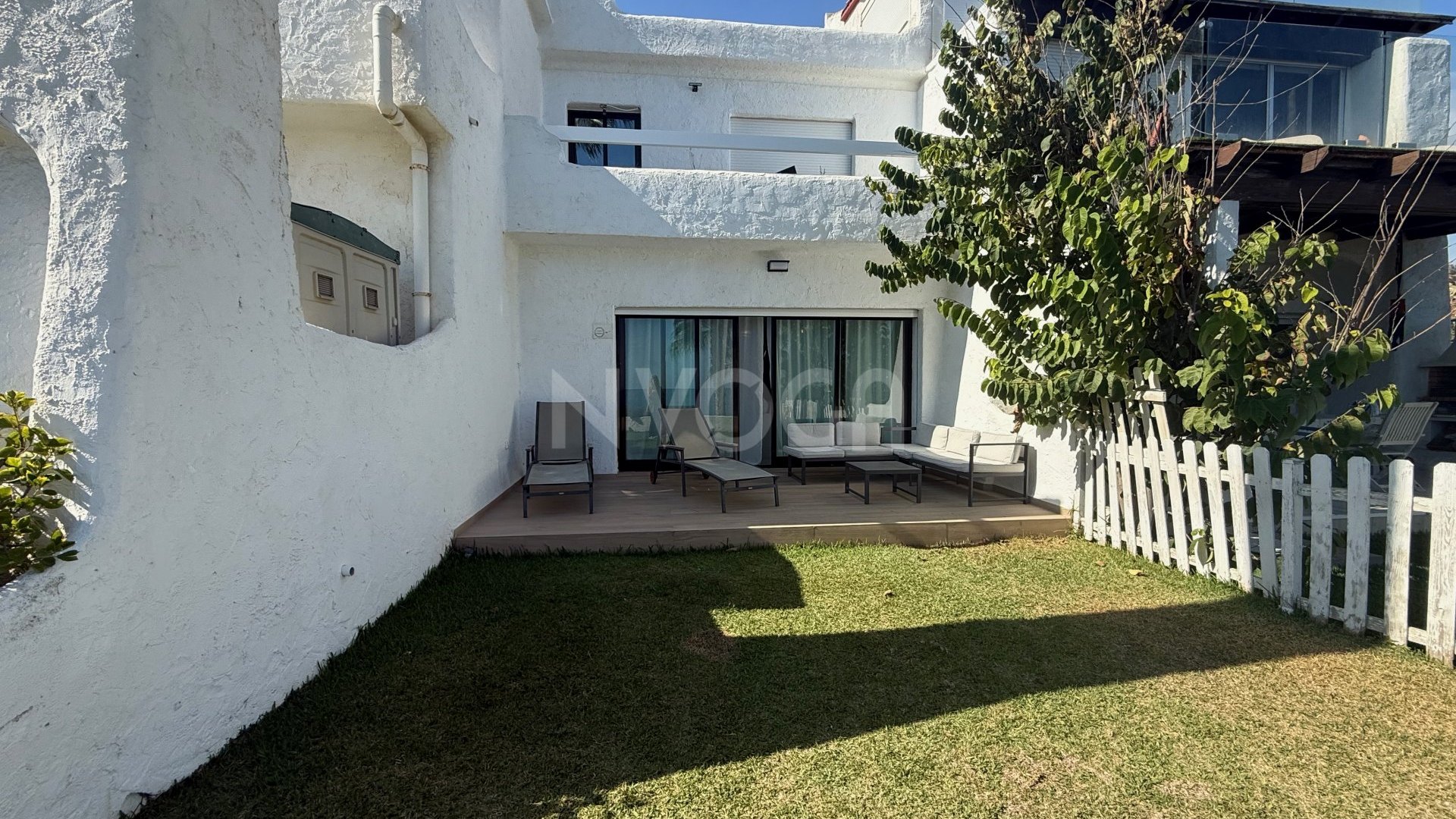 Adosado en primera línea de playa en Casares – Urbanización Acapulco, Estepona