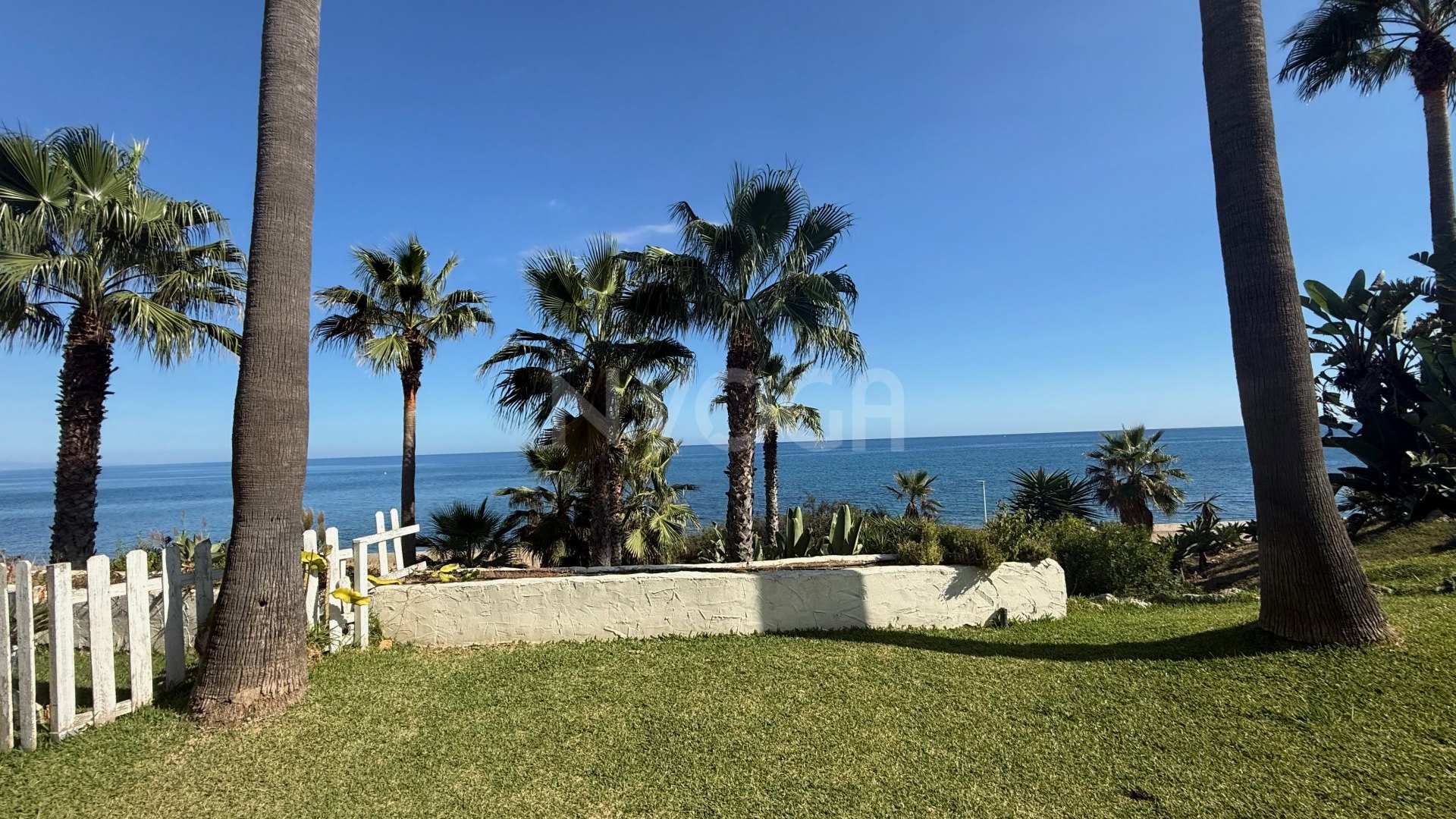 Beachfront townhouse in Casares – Acapulco residential area, Estepona