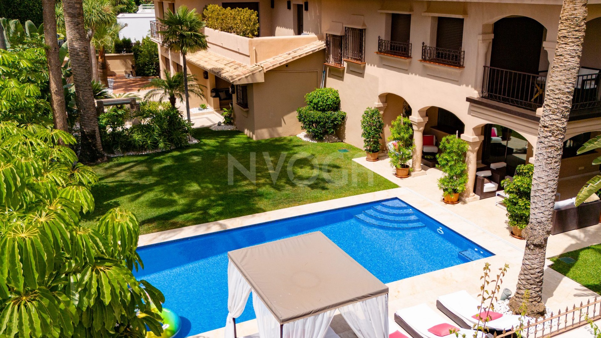 Exclusiva villa de estilo andaluz en Los Monteros, a pasos de la playa