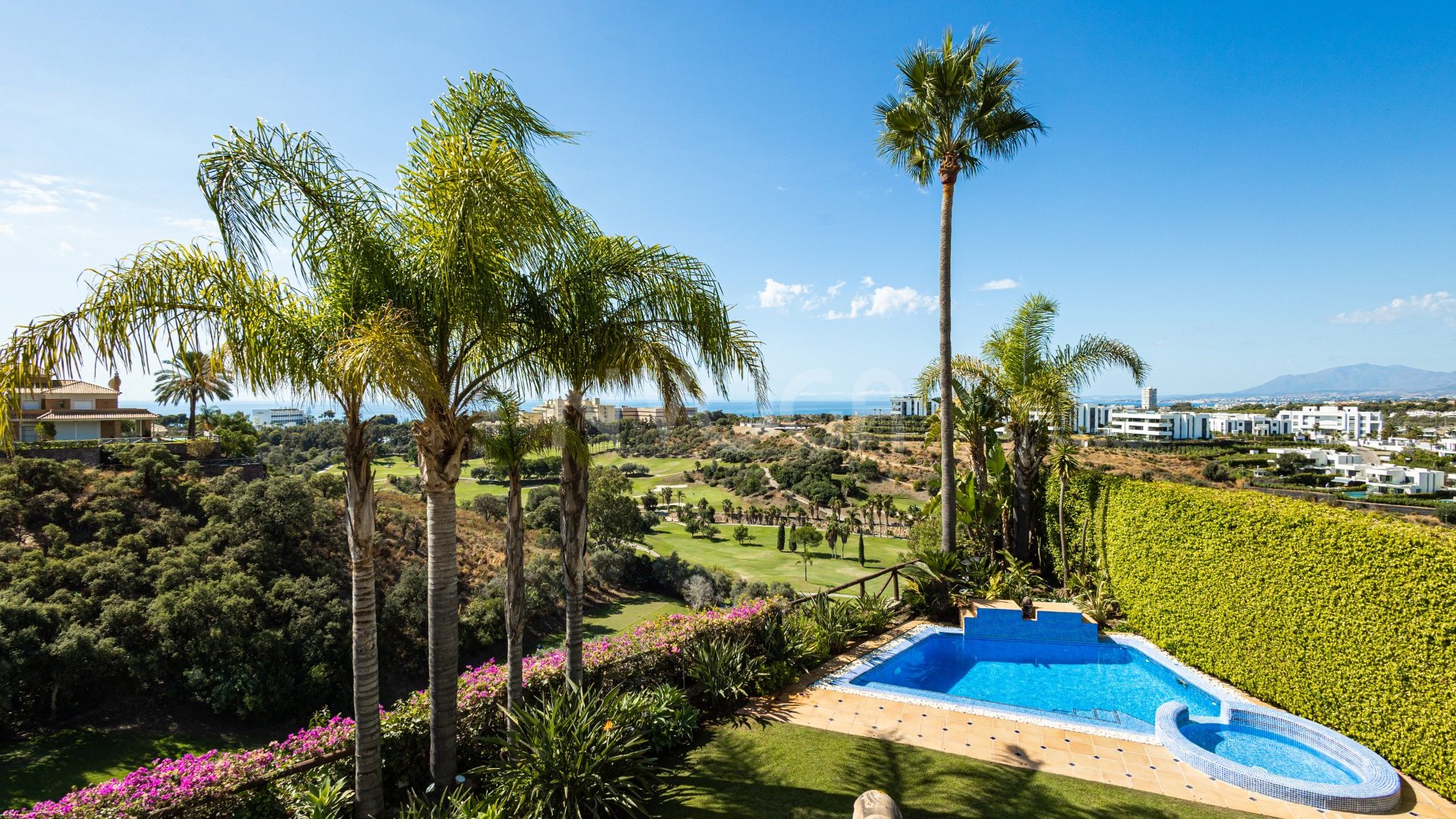 Magnificent Semi-Detached Villa in Santa Clara Golf